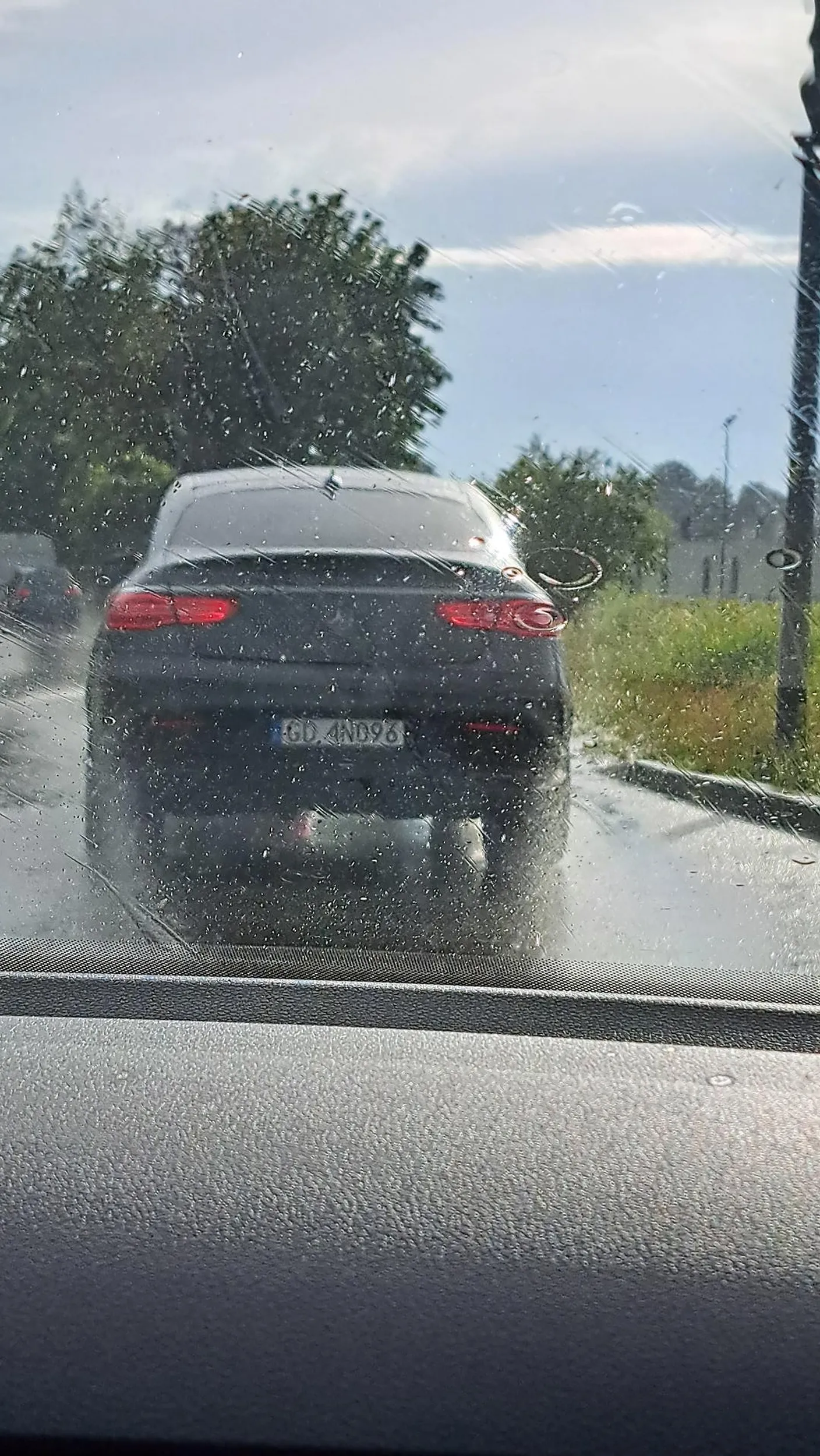 Kierowca zjeżdża na pas zjazdu z zwężenia, utrudniając poruszanie się osobą zjeżdżającym w celu "ukarania" kierowcy. Przytrzymuje ruch w korku na światłach i opóźnia jazdę.