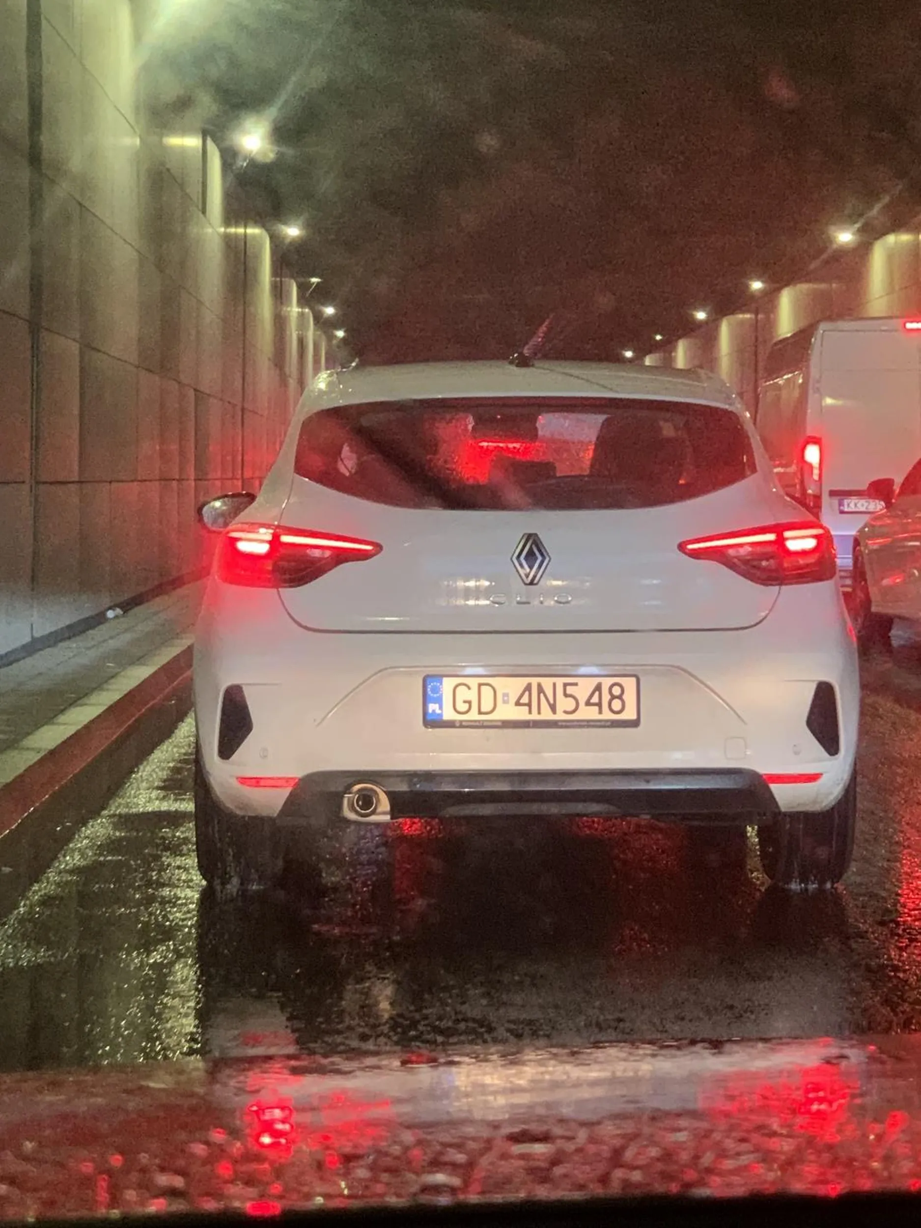 Śmieciarz, wyrzuca chusteczki za okno