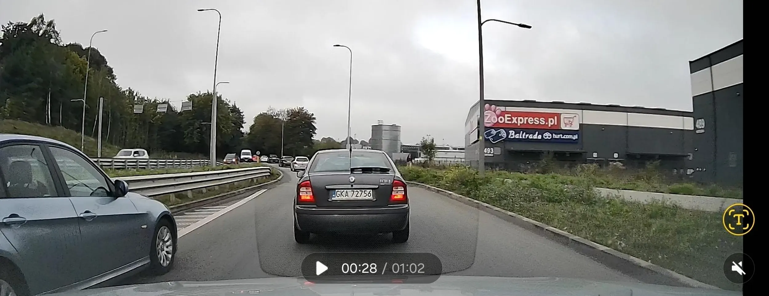 Informacją że film został już wysłany na policję.  Wpycha się już daleko poza zweżeniem drogi.