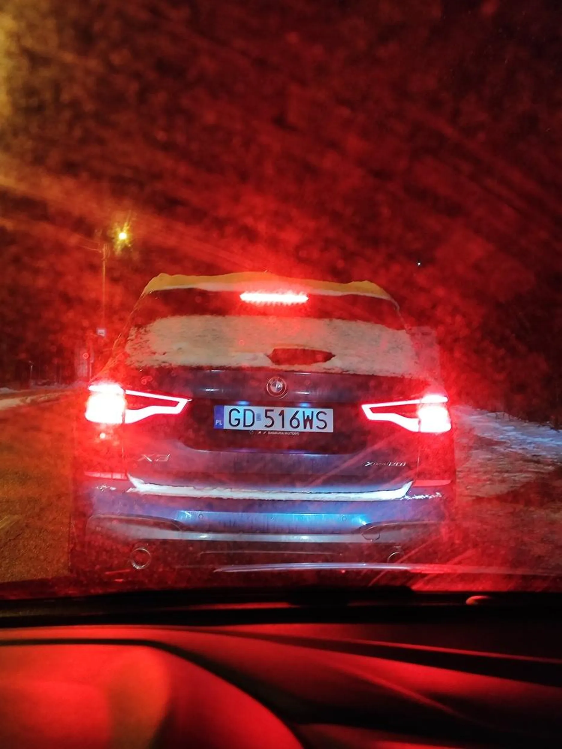 Wymusza pierwszeństwo, zajeżdża drogę, a do tego cały w śniegu