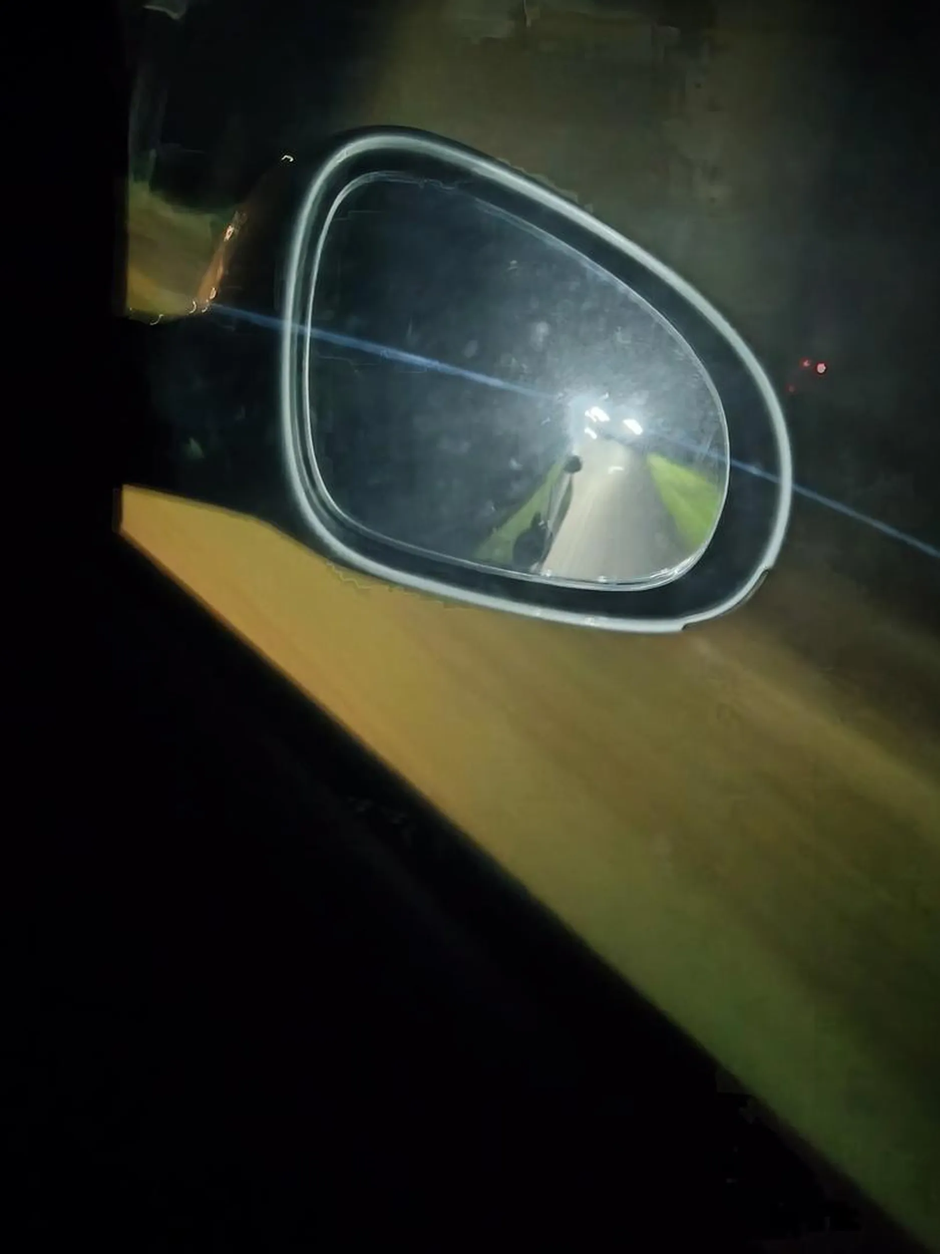 Szeryf z Audi któremu się nudzi i przy dużej prędkości na dość krętych drogach postanawia świecić długimi po oczach