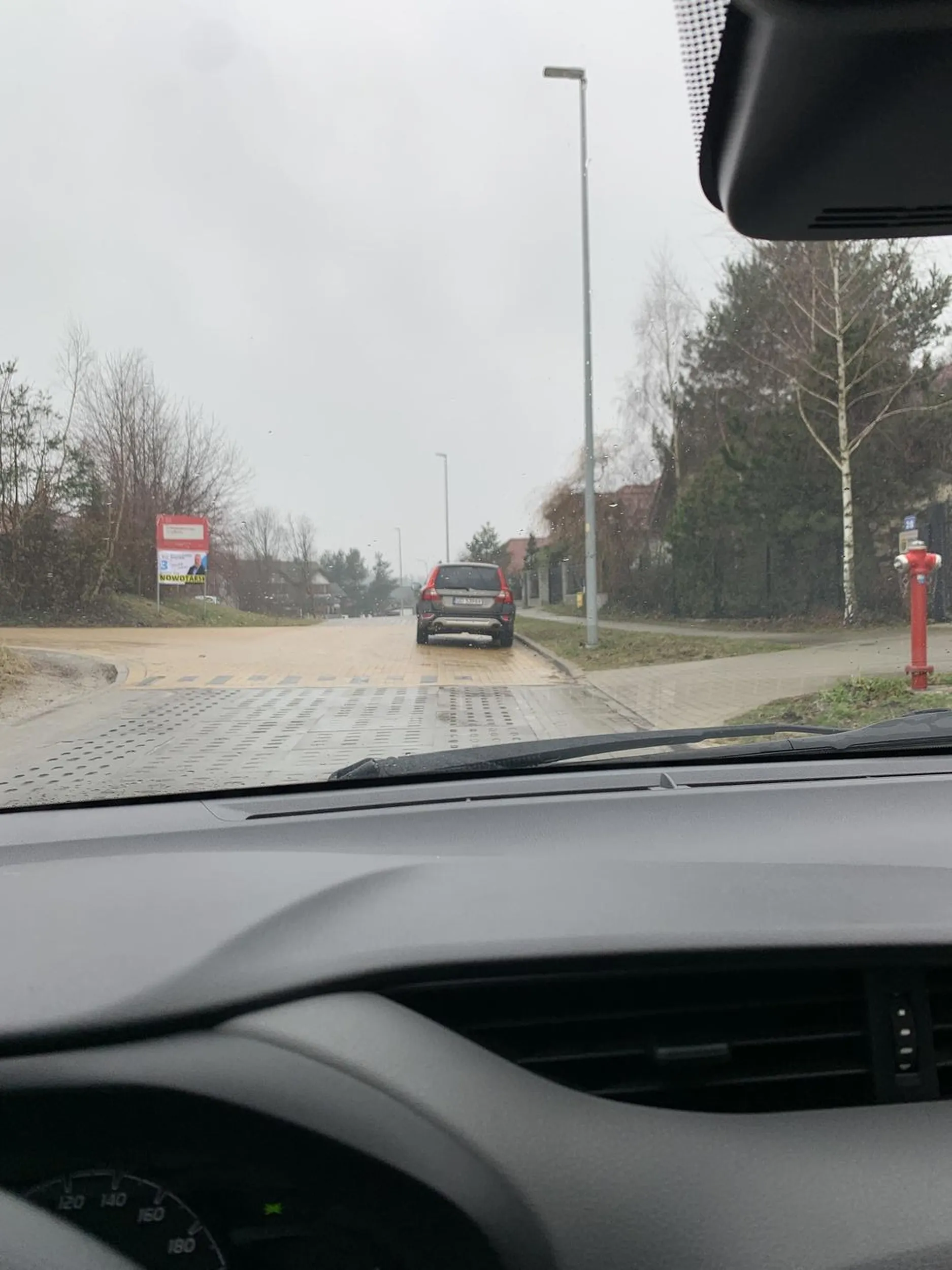 Nie ma to jak zaparkować na samym środku skrzyżowania i to nie pierwsza taka sytuacja tylko regularne zachowanie tego kierowcy