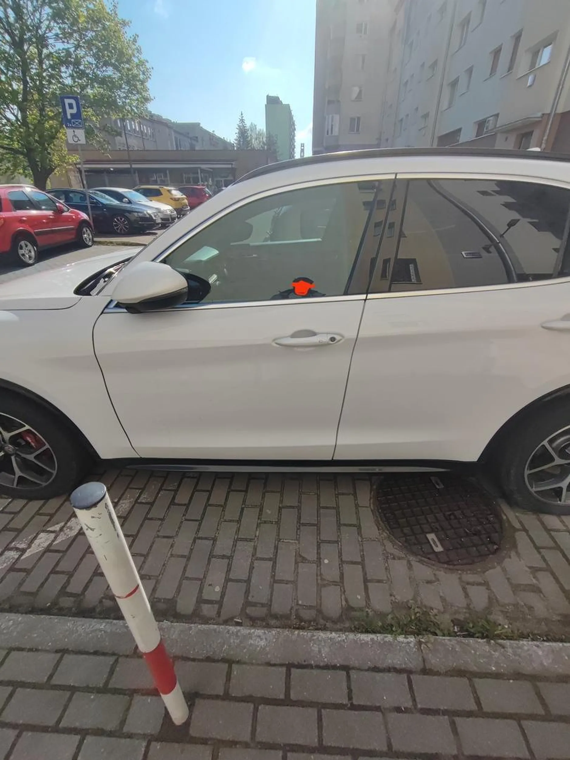 Z cyklu jestem zbyt duzym bosem w drogim aucie, staje na miejscu dla niepelnosprawnych (bo bialy kolor namalowanego wózka, nie niebieski), bo "mandata nie dostane". Obok pol parkingu wolnego, ale trzeba podejsc 15 metrów. Dla prezesikuw to za daleko. tfu