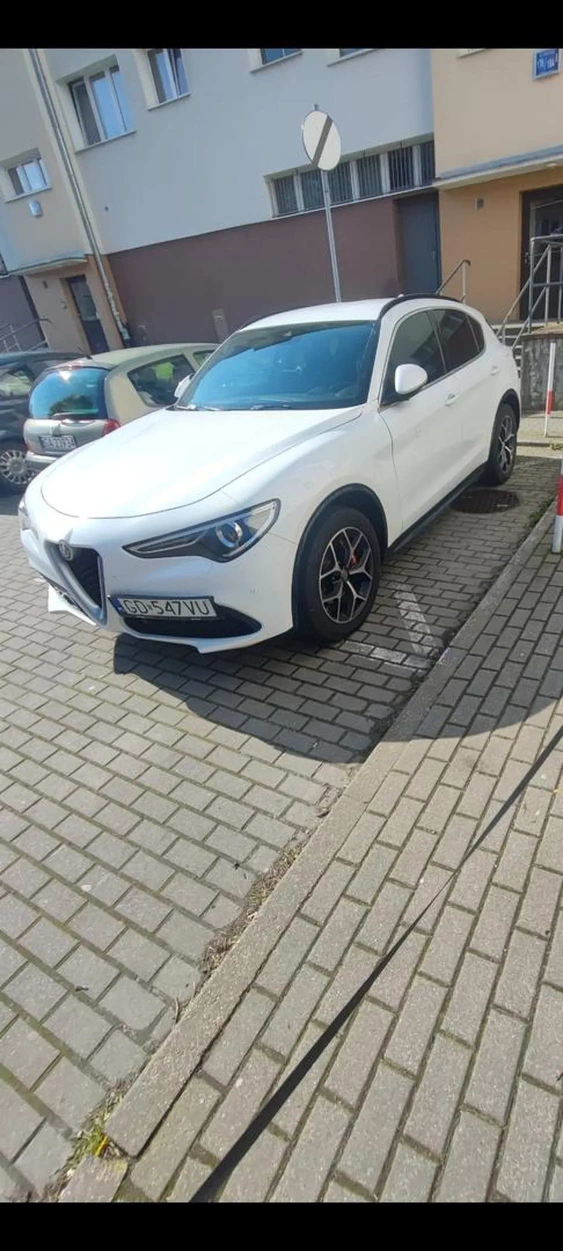 Z cyklu jestem zbyt duzym bosem w drogim aucie, staje na miejscu dla niepelnosprawnych (bo bialy kolor namalowanego wózka, nie niebieski), bo "mandata nie dostane". Obok pol parkingu wolnego, ale trzeba podejsc 15 metrów. Dla prezesikuw to za daleko. tfu