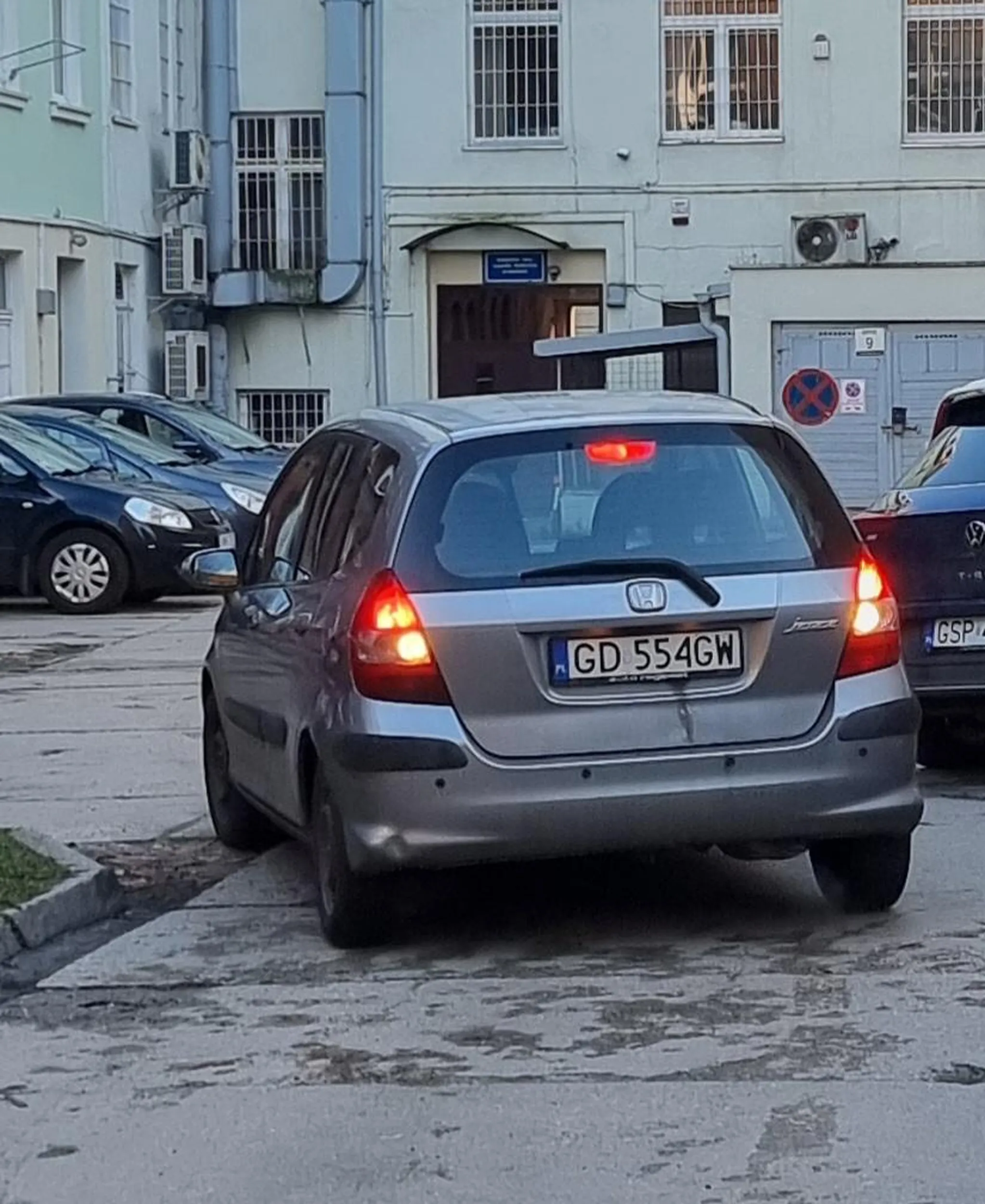 Panu prowadząca auto notorycznie parkuje na terenie prywatnym, twierdząc że robi tak od 15 lat i dalej zamierza. Bardzo często blokuje auta innych. Również nie potrafi wyjechać z parkingu (pomimo tego że ponic 15 lat z tej drogi korzysta).