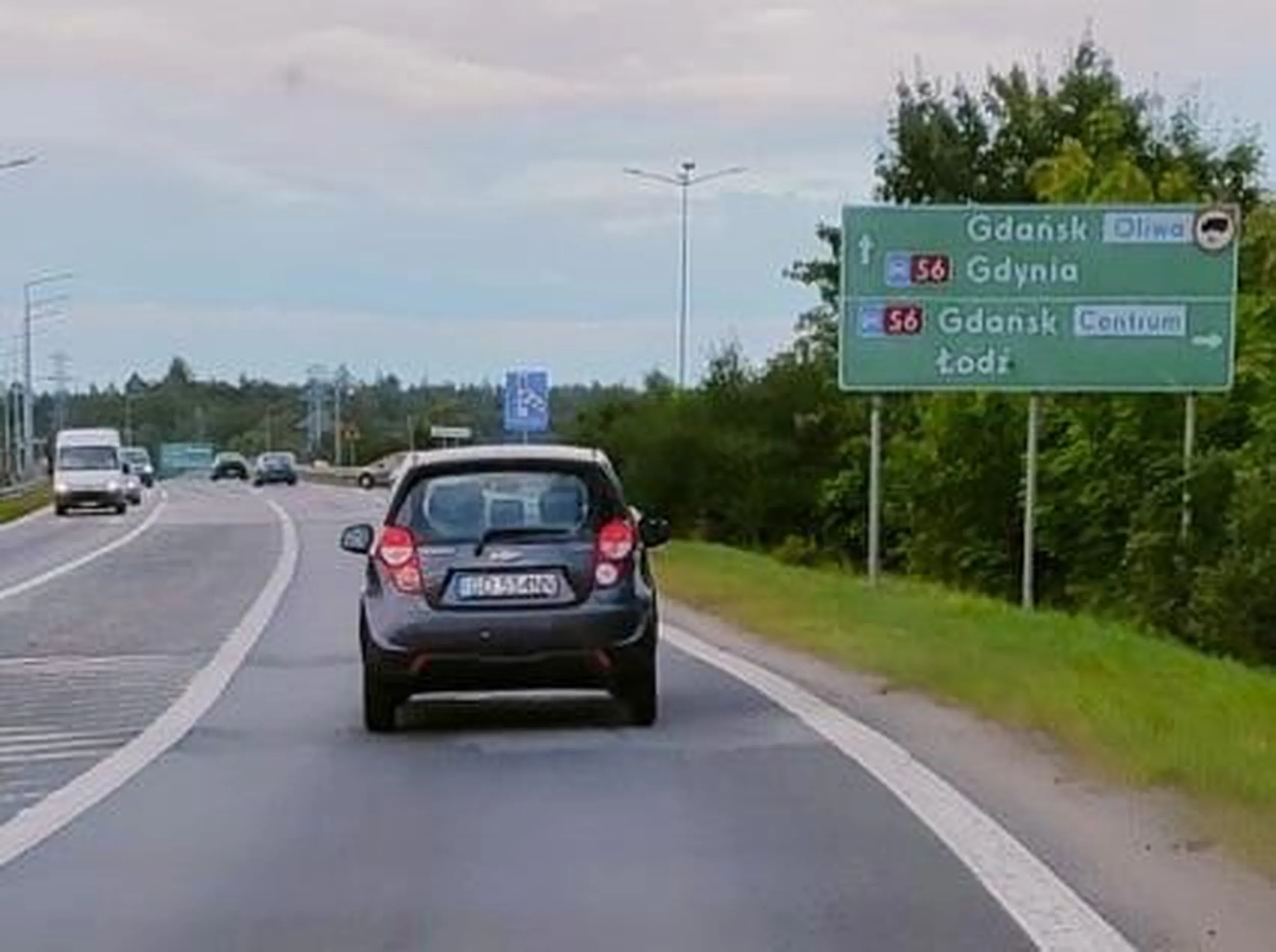 Agresywna kobieta bez kultury jazdy ani osobistej!!! Wjeżdza na rondo po czym hamuje i stwarza niebezpieczne sytuacje na ulicy hamuje wymuszając zatrzymanie i pokazuje środkowe paluszki Nieładnie kobitko mam nadzieję że to kiedyś zobaczysz bo prawko to chyba z rowu wydobyte :c