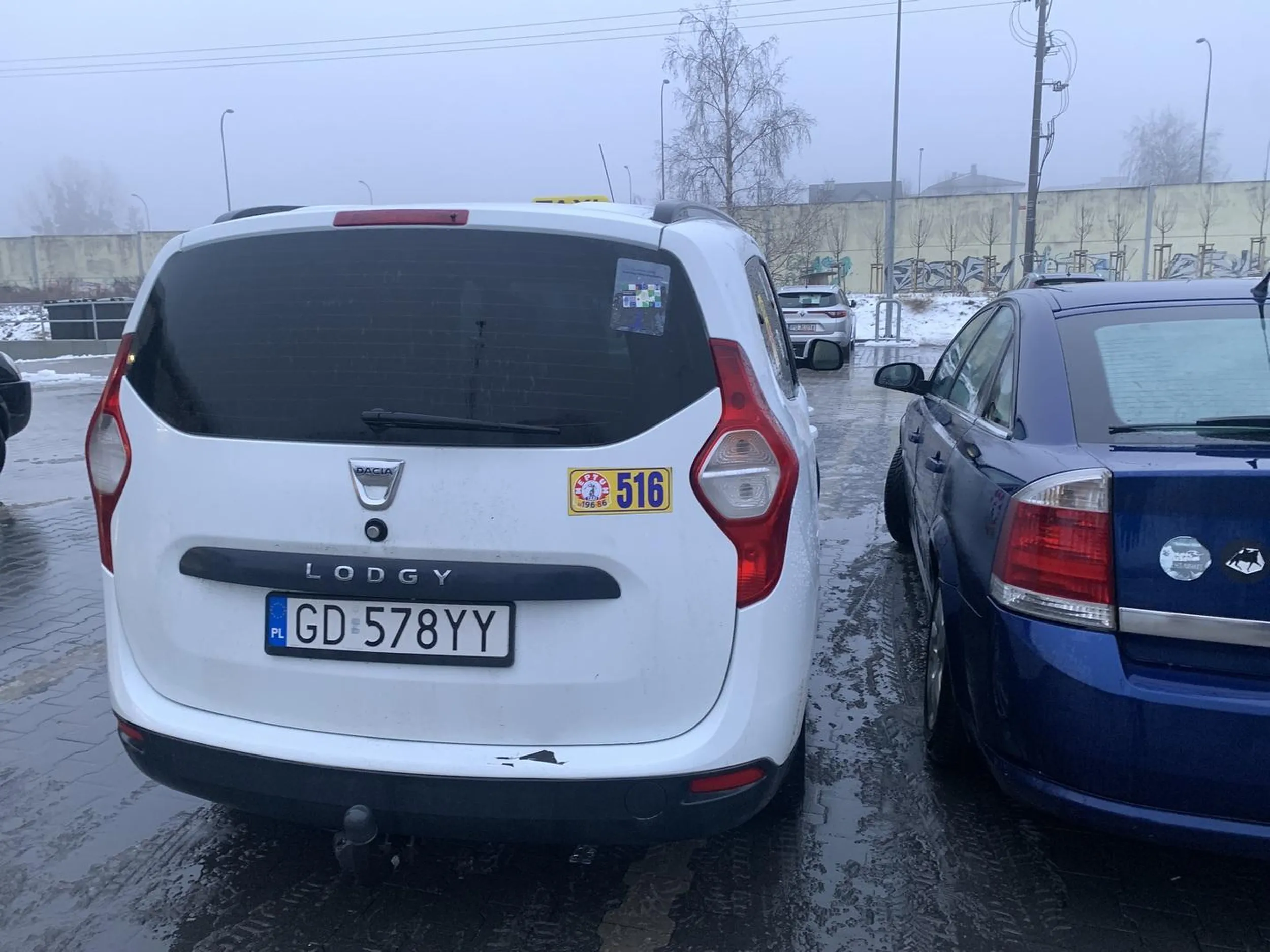 cham kompletny, zablokował mnie na ponad 10 min na parkingu przed biedronką koło Auchan i jeszcze po przyjściu mordę na mnie wydarł !!! Agresywny !Przestrzegam jeżeli ktoś chce skorzystać z usług tego gościa