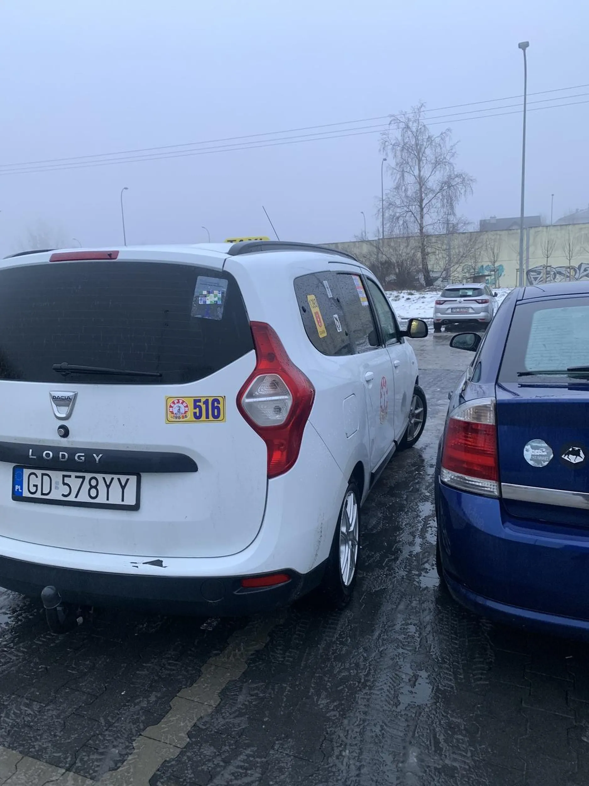 cham kompletny, zablokował mnie na ponad 10 min na parkingu przed biedronką koło Auchan i jeszcze po przyjściu mordę na mnie wydarł !!! Agresywny !Przestrzegam jeżeli ktoś chce skorzystać z usług tego gościa