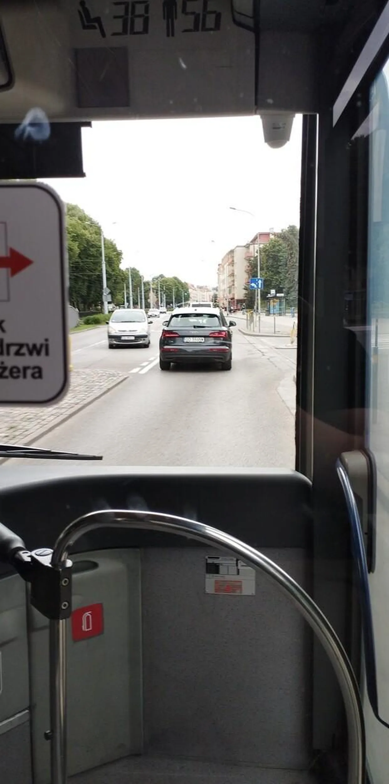 Usiłowanie spowodowania kolizji drogowej z autobusem dnia 3 lipca Kierowca audi wepchnął się pod autobus jadący 50 km/h pełny z ludźmi. Na szczęście do kolizji nie doszło.