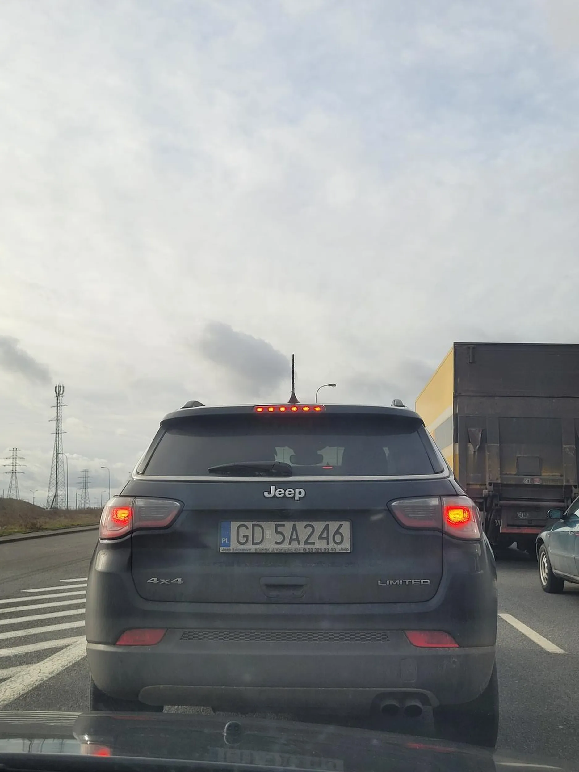 Wjeżdżając na bok mojego samochodu, trzeba czasem pomyśleć czy właśnie obok w samochodzie nie jedzie małe dziecko, które przez takich kierowców jak Pan jest wystraszone gwałtownymi hamowaniami bo inny kierowca wjeżdża w bok naszego auta. Nie pozdrawiam, tym bardziej że byłby Pan sprawcą kolizji .