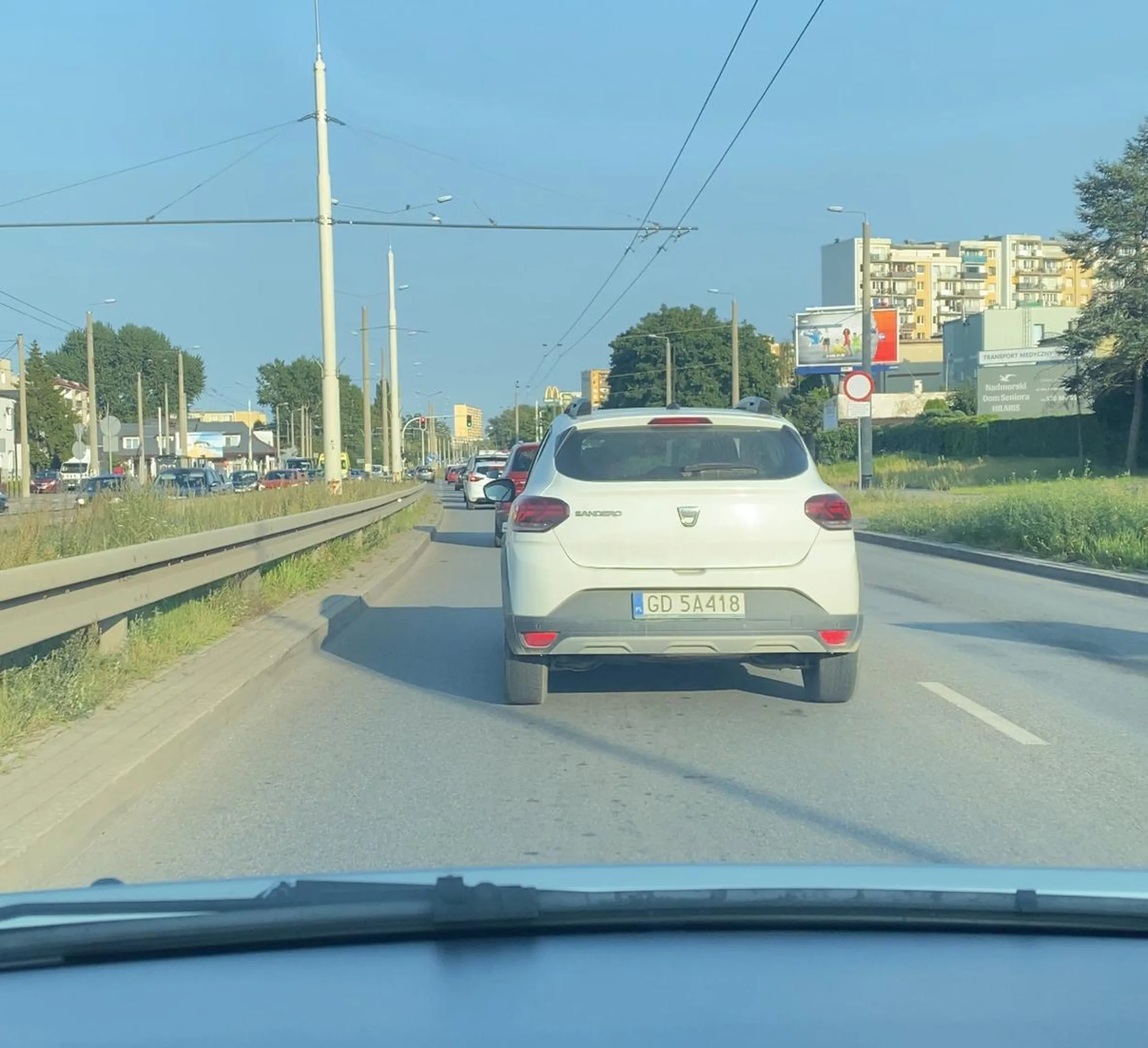 Idiotko, jedziesz mi na dupie przez ponad kilometr. Kiedy w końcu wyprzedzasz hamujesz i zajeżdżasz mi drogę jakbyś chciała wymusić odszkodowanie.. Jeżeli chcesz aby ktoś Ci wjechał w dupe to poproś swojego kolegę który siedział obok a nie udajesz królowa jezdni która musi jechać ze 100/h w mieście i stwarzać niebezpieczeństwo. Polecam wizytę u psychologa albo zmianę dilera bo to co robiłaś nie było normalne.