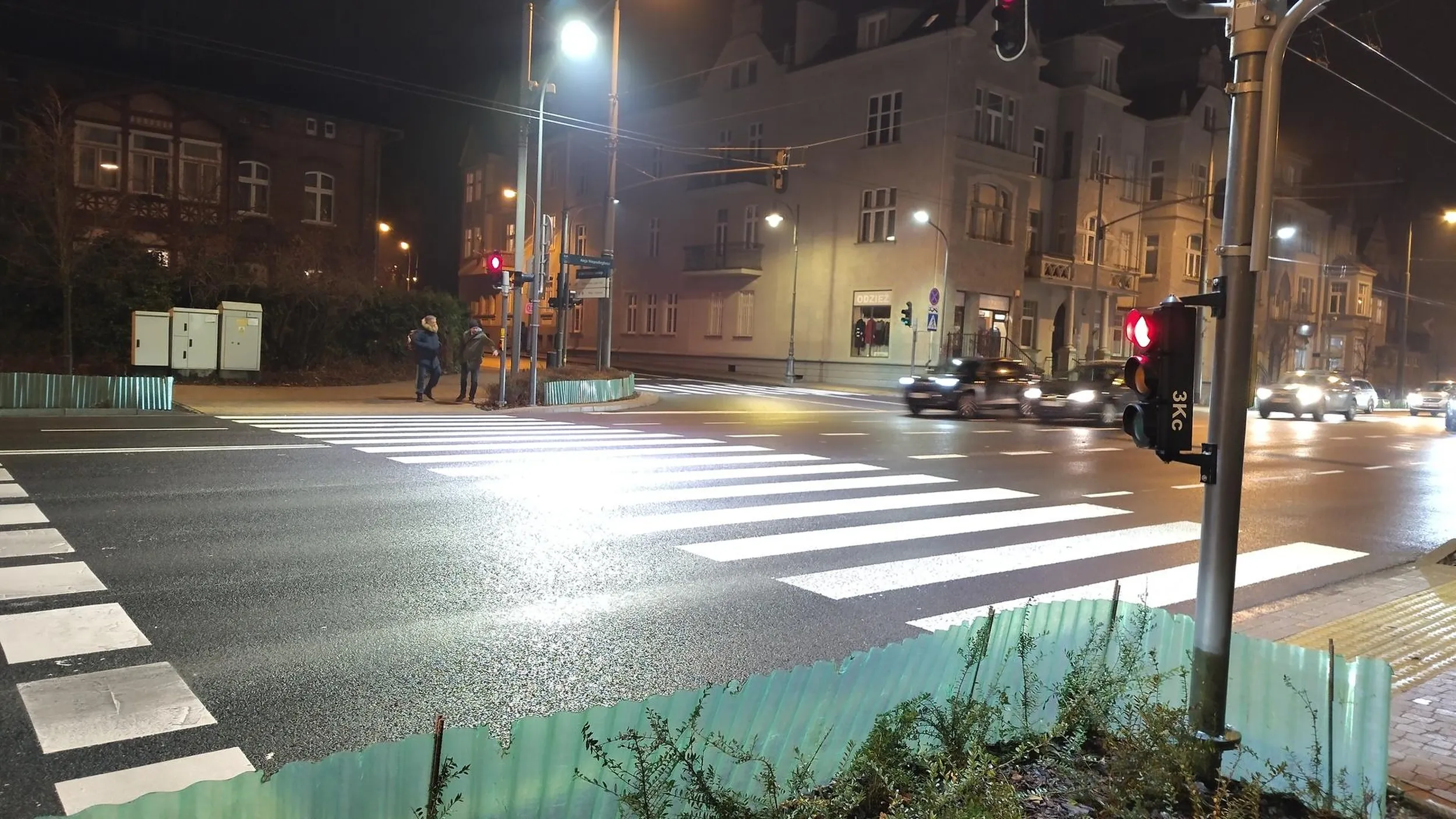 Chłopie. Na tym lewoskrecie a tym bardziej na środku skrzyżowania nie wolno zawracać. Kretyńskie zachowanie, jechałem z dzieckiem, o mały włos nie potrąciłes ludzi na przejściu. Za wracałeś w kierunku Gdańska. Toyota proace