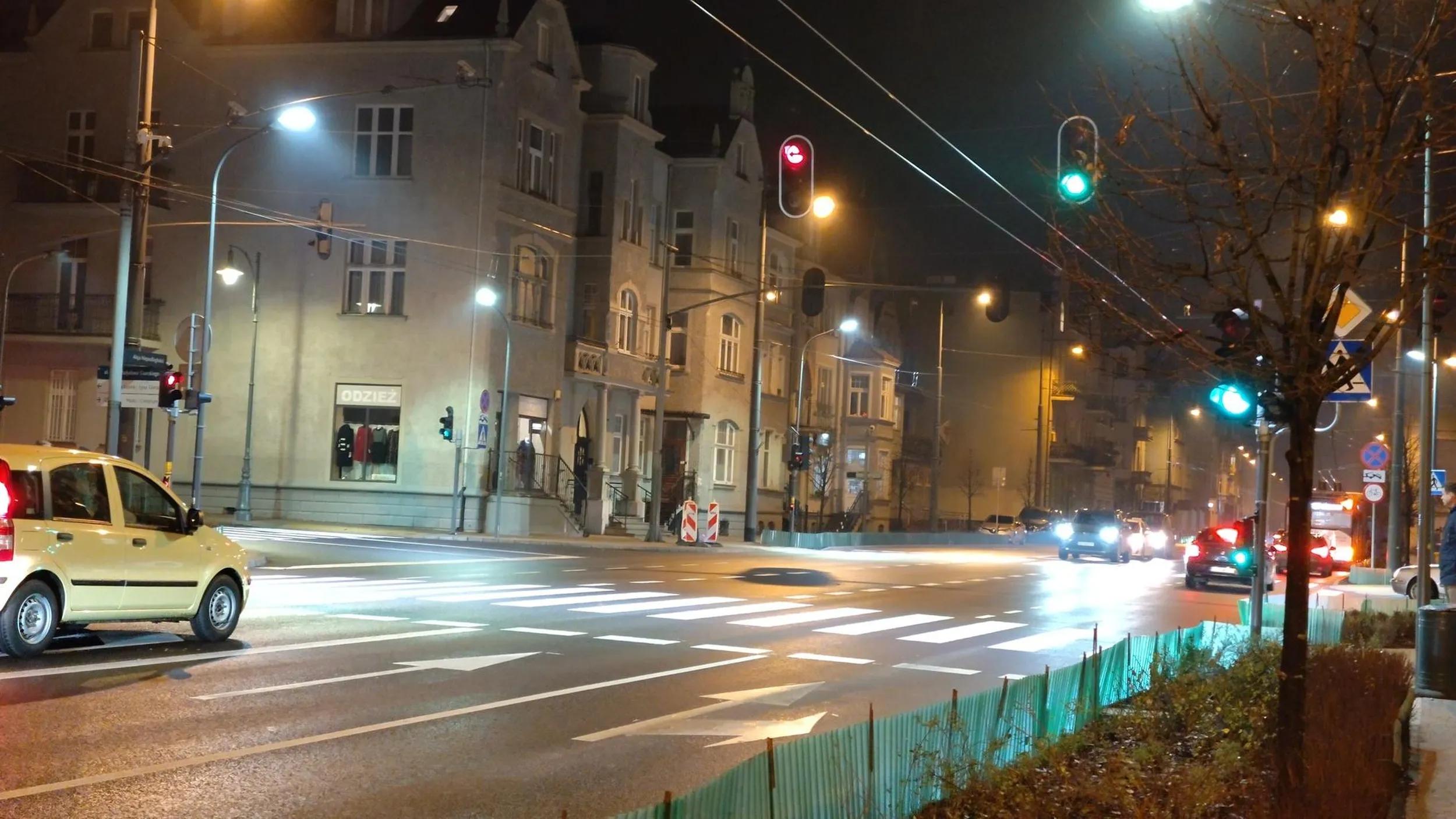 Chłopie. Na tym lewoskrecie a tym bardziej na środku skrzyżowania nie wolno zawracać. Kretyńskie zachowanie, jechałem z dzieckiem, o mały włos nie potrąciłes ludzi na przejściu. Za wracałeś w kierunku Gdańska. Toyota proace