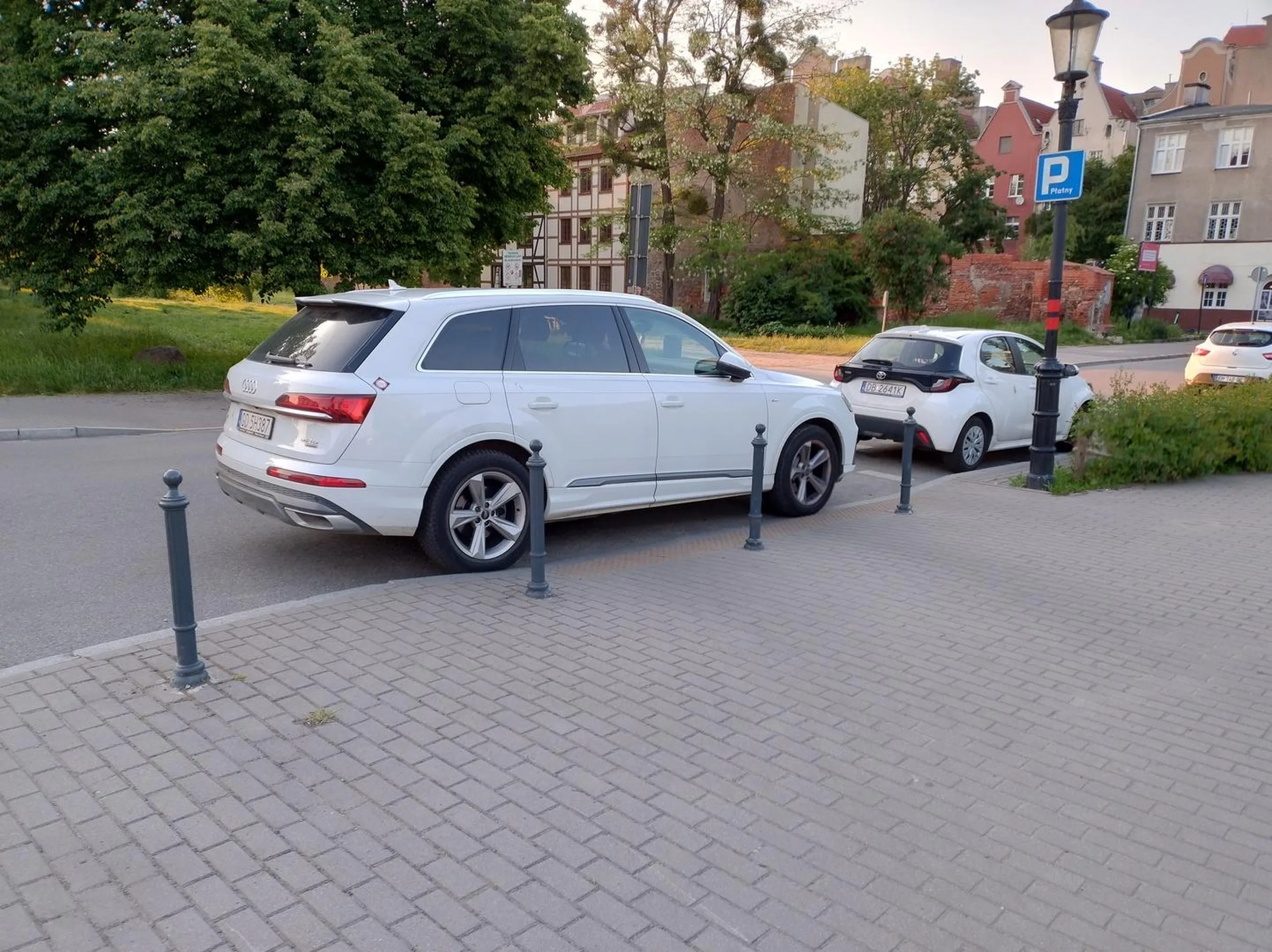 Kierowca stanął na przejściu dla pieszych Kolego tam się nie parkuje :-(