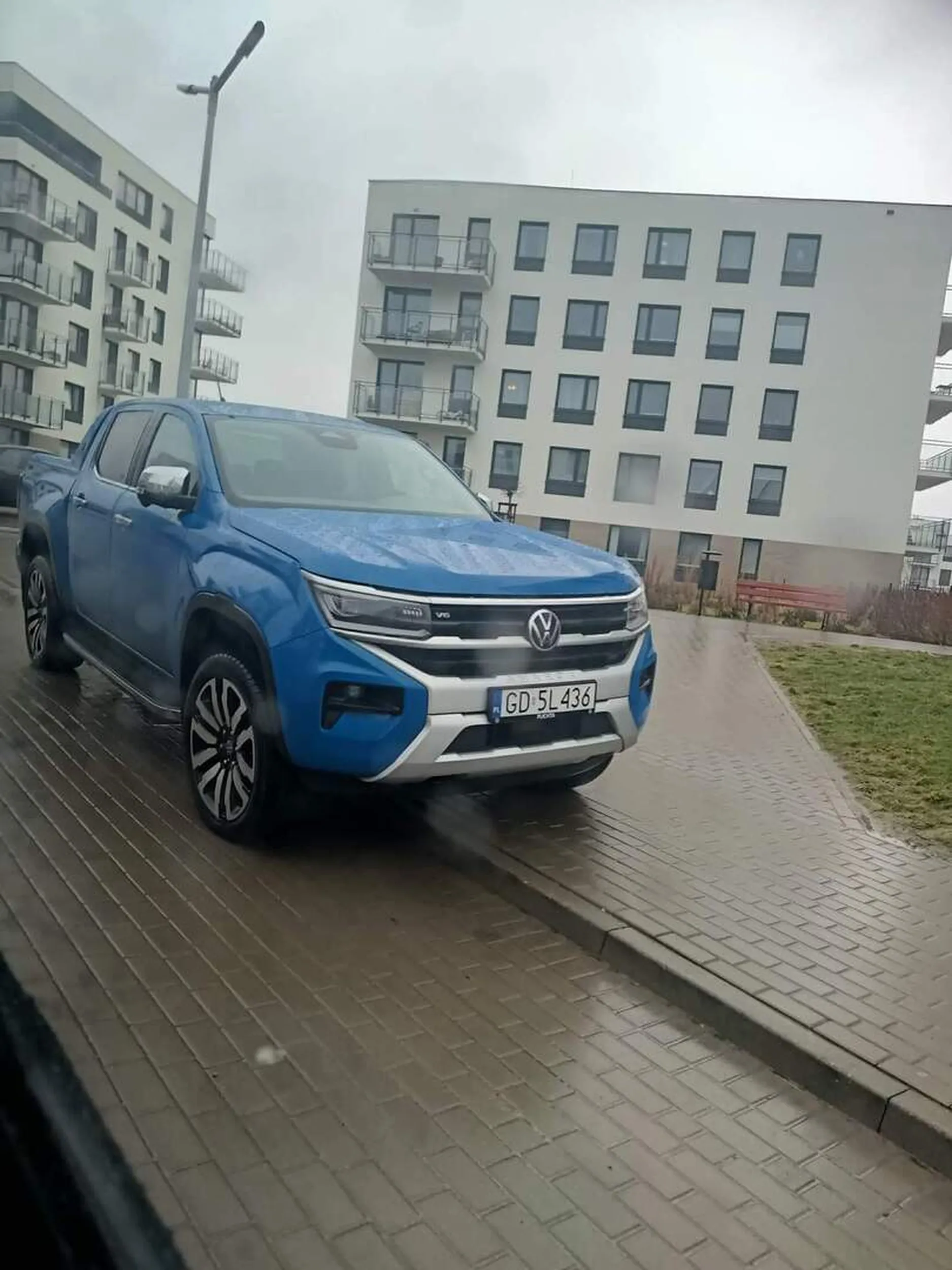 Parkuje w miejscu niedozwolonym, ogranicza widoczność stwarzając zagrożenie dla innych uczestników ruchu. Duży a głupi ?