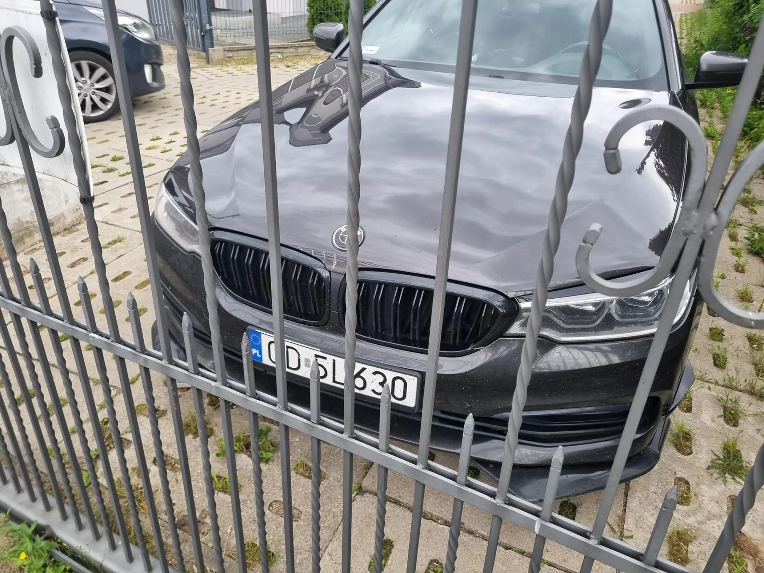 Ćpunek wiecznie swoim BMW zastawia bramę wyjazdową.