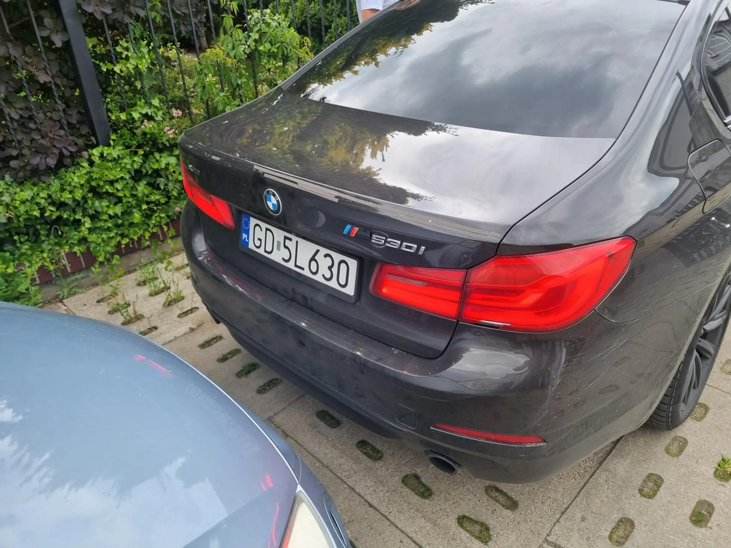 Ćpunek wiecznie swoim BMW zastawia bramę wyjazdową.