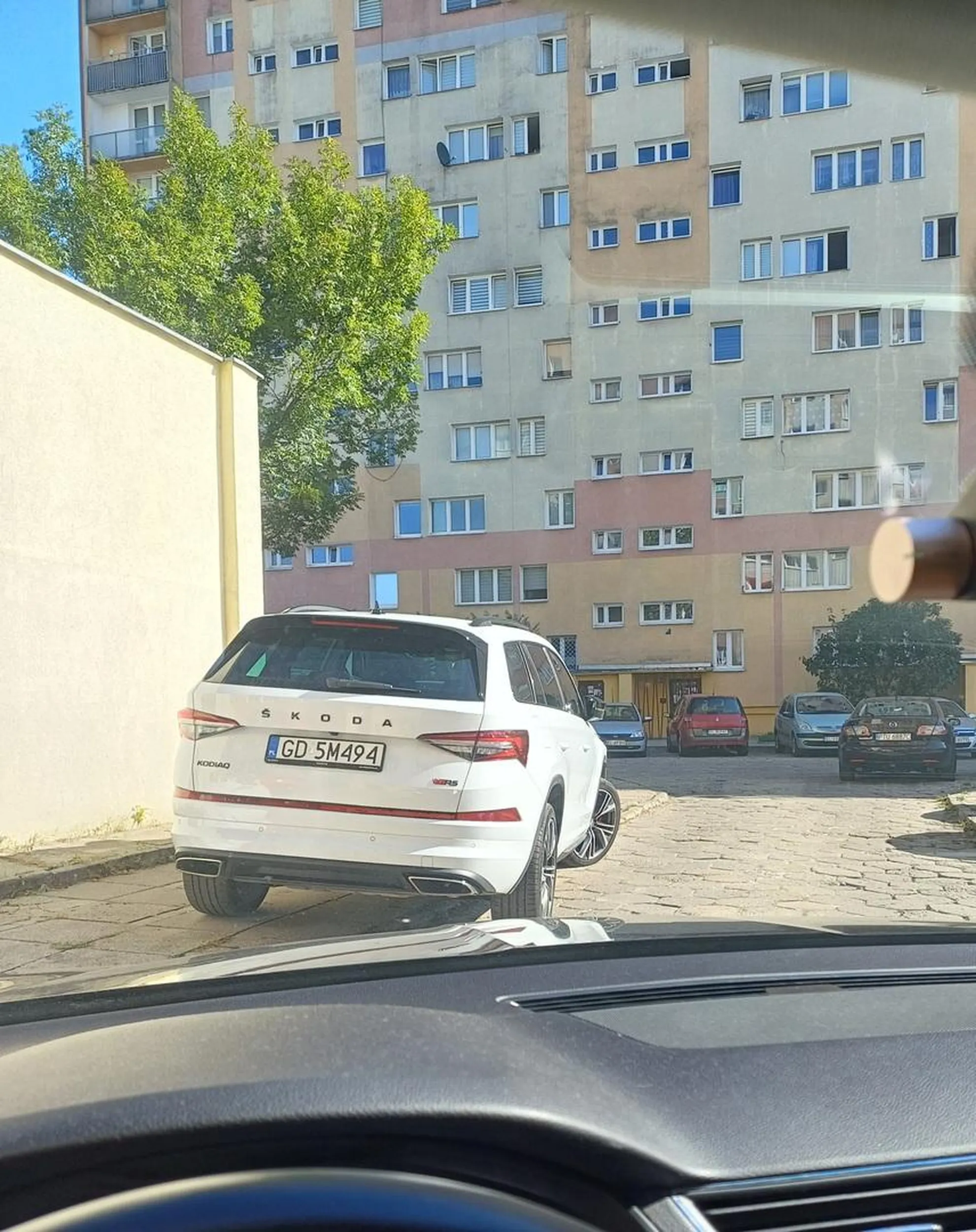 Parkujesz prawie na środku drogi