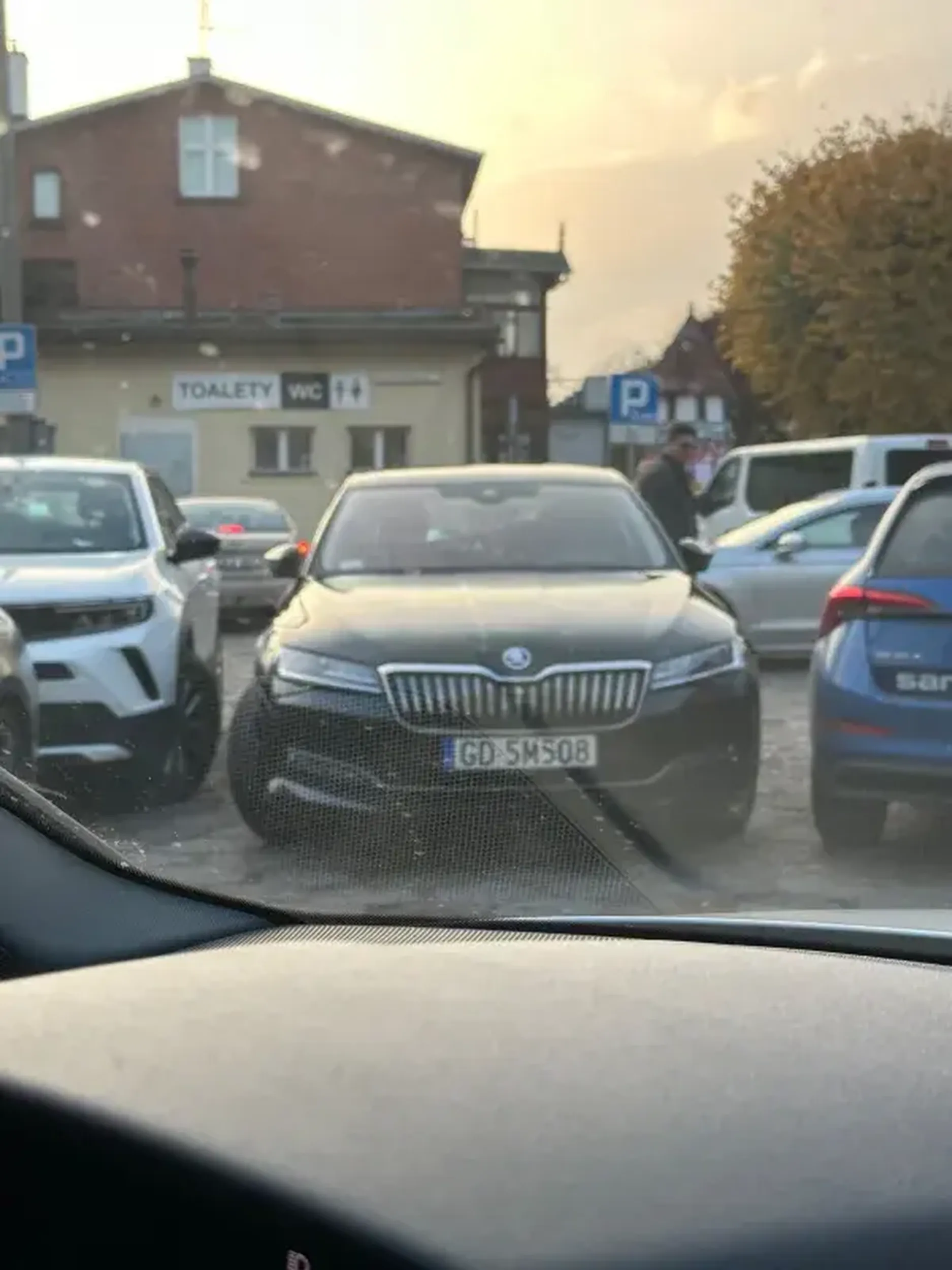 Pozdrawiam kierowcę, który stanął we wjeździe na parking, przez co ludzie maja problem z wyjazdem z miejsca parkingowego.