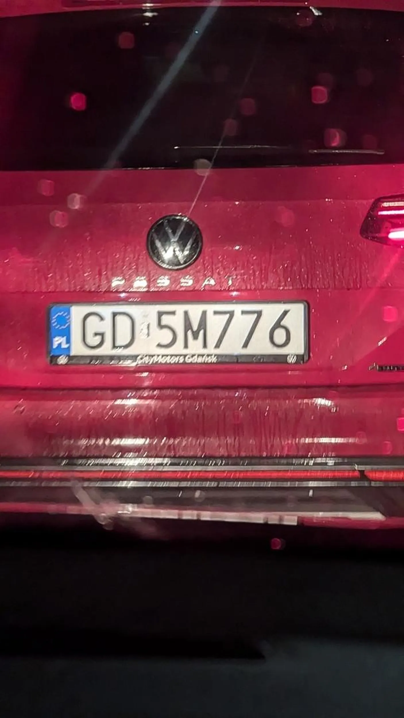 Kierowco z samochodu o tablicy rejestracyjnej GD5M776 gdzie się spieszysz i na ciul trąbisz? Ograniczona widoczność, warunki pogodowe i nakaz ustąpienia pierwszeństwa na skrzyżowaniu powodują, że trzeba się zatrzymać. A Ty co, bawisz się w pirata drogowego, po tym jak mnie jeszcze wyminąłeś?