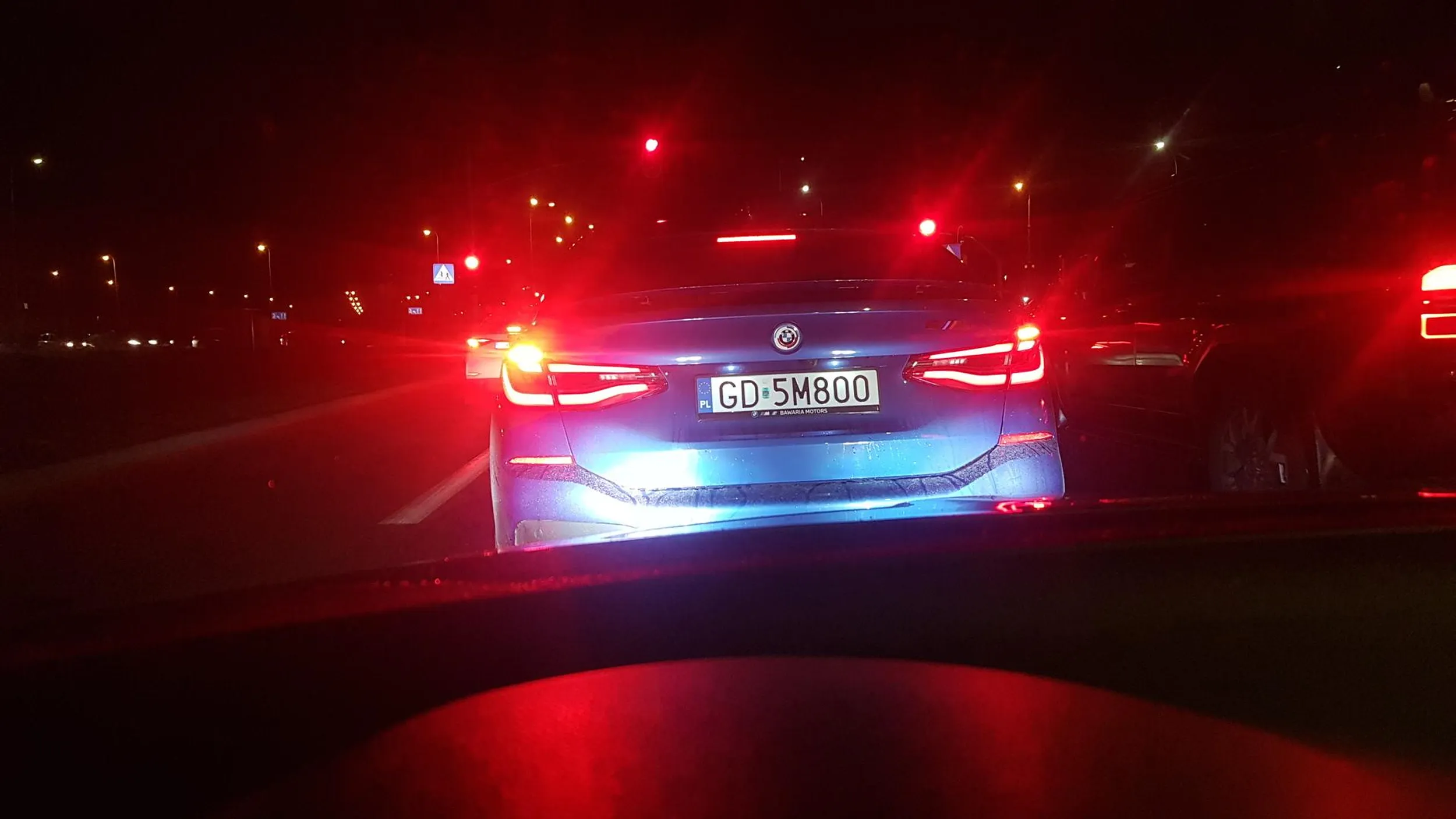 Zajeżdża drogę spycha z drogi na żywca nie patrząc na nikogo i na nic na żyletki mało nie doprowadził do kolizji