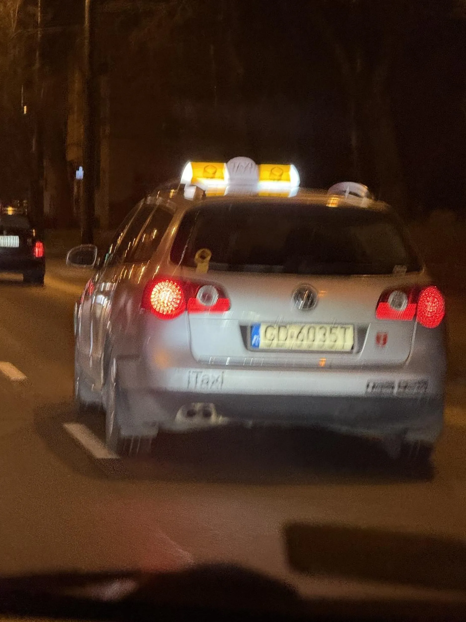 Wariat drogowy, myśli że jak jest taksówkarzem to wszystko mu wolno