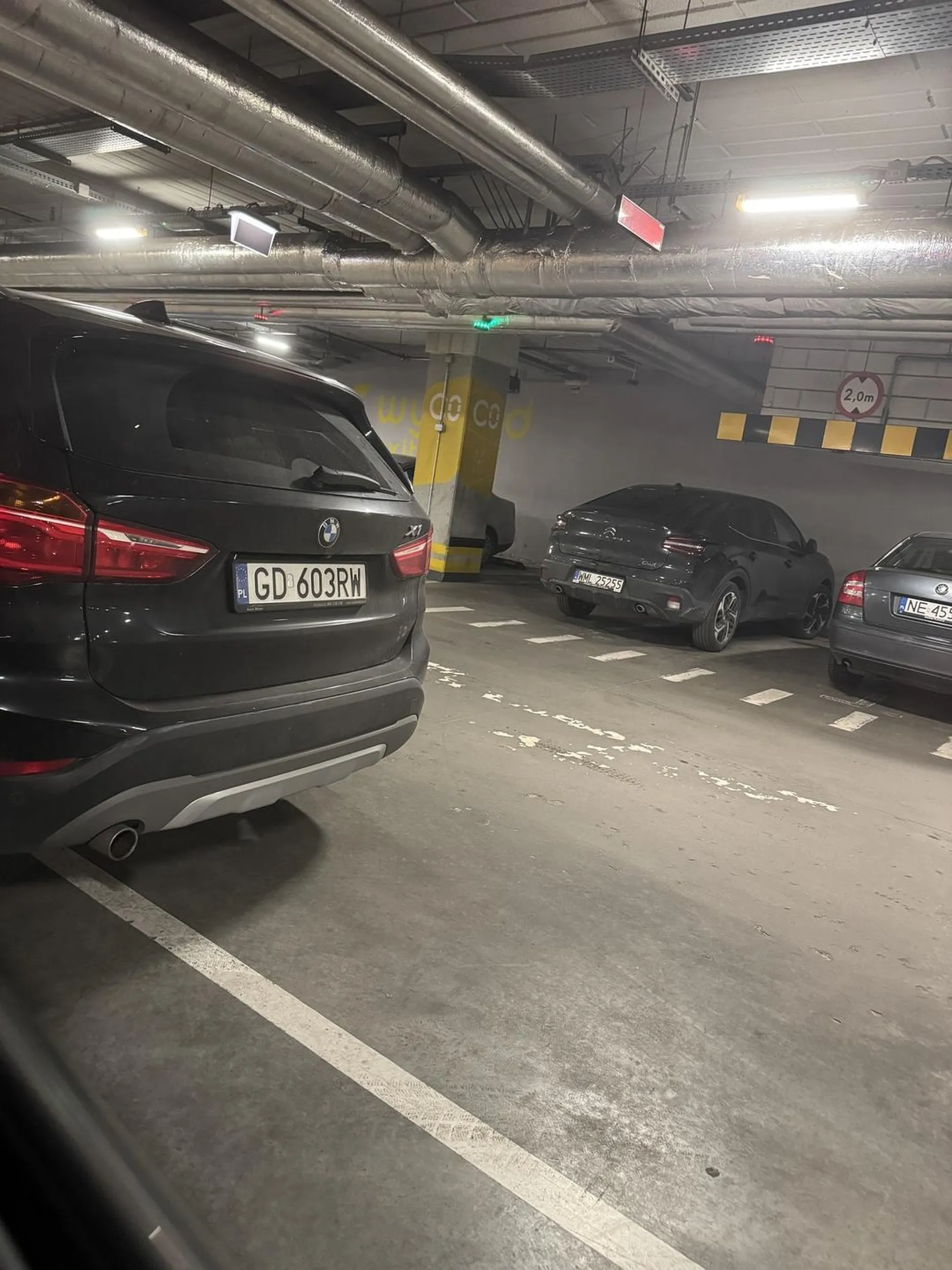 Nie pozdrawiam tego leniwego kierowcy, który w galerii handlowej ogrody Elblag, nie potrafi znaleźć miejsca i staje jak ostatnia cipa, że nie można do bagażnika dojść własnego samochodu, następnym razem dostaniesz karnego kutasa z naklejka i będziesz skrobał