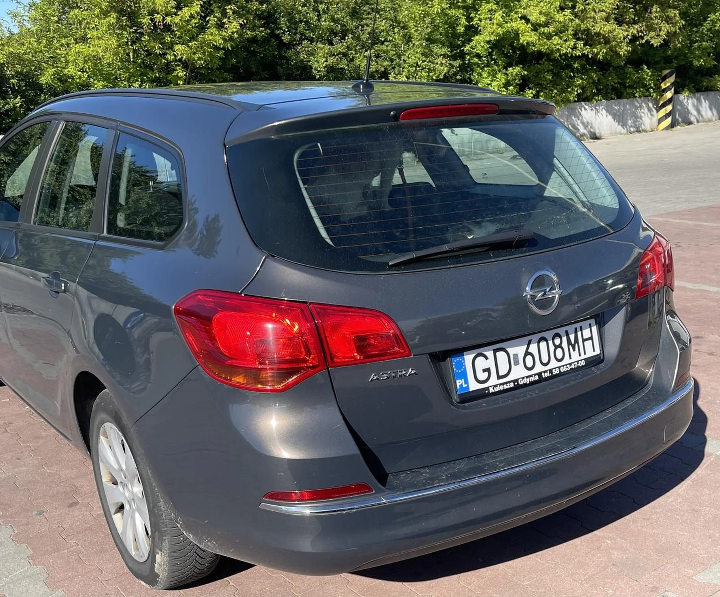 slonce napierdala a tu pan zostawil trzy pieski w samochodzie bez uchylonej szyby i bez wlaczonej klimatyzacji. jeden z pieskow dyszal tak mocno ze trudno bylo na to patrzec. trwalo to przynajmniej 10 minut (tyle spedzilismy przed biedronka czekajac na wlasciciela). po zwroceniu uwagi zeby nastepnym razem uchylil szybe dostalismy bardzo mila odpowiedz zebysmy zajeli sie wlasnymi sprawami :)