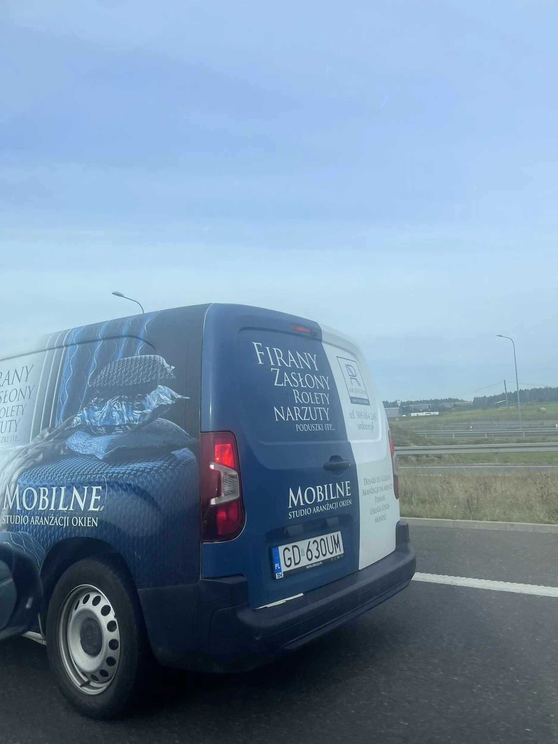 Pani kierowca pojazdu robi wspaniałą reklamę dla firmy. Po drodze szybkiego ruchu siedzi w telefonie, co wpływa na jazdę. Jadąc po lewym pasie, kierowca zjeżdża na prawy pas, po czym wraca na lewy - wprowadza w dezorientację innych uczestników ruchu. Proszę się skupić na jeździe, stwarza Pani niebezpieczeństwo!!!!!