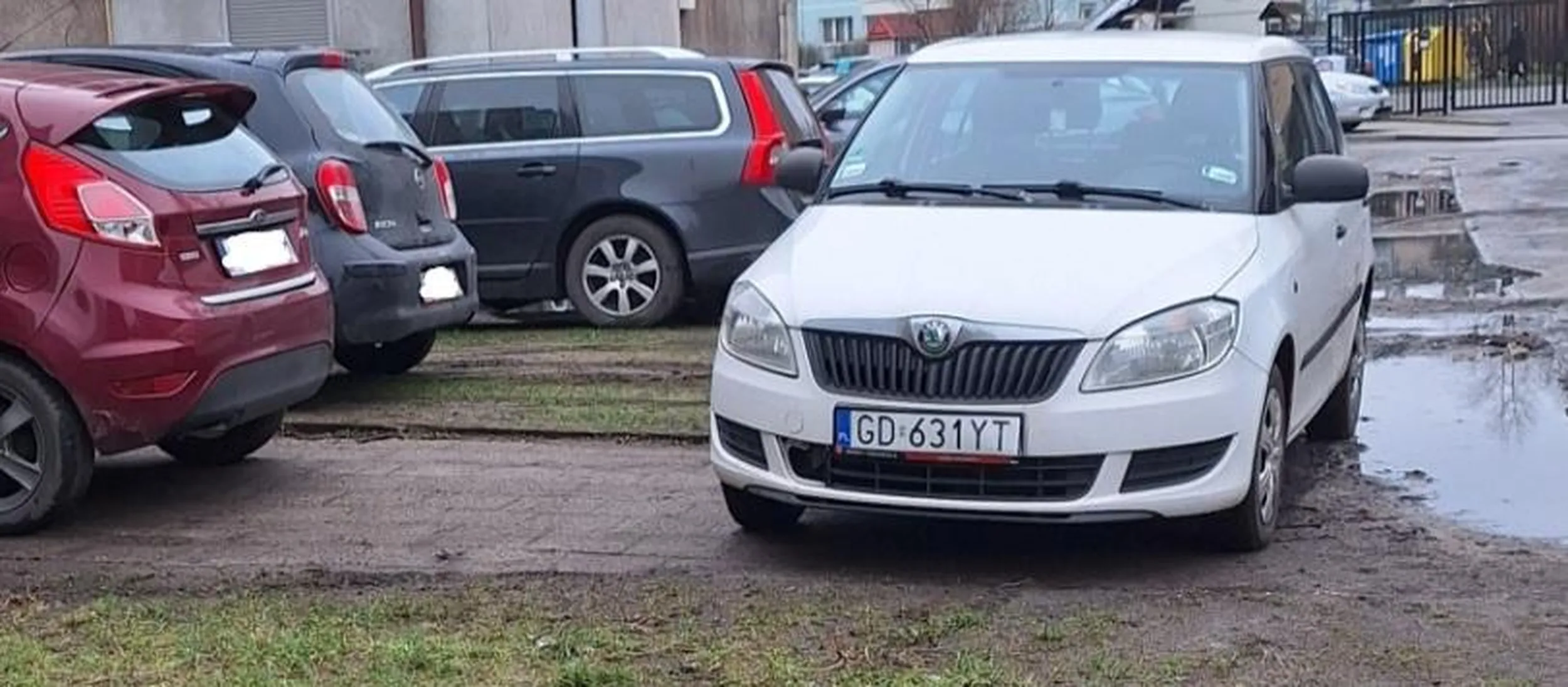 Pani notorycznie zastawia inne samochody uniemożliwiając wyjazd innym mieszkańcom. Jakakolwiek próba komunikacji z tą Panią kończy się niepowodzeniem.