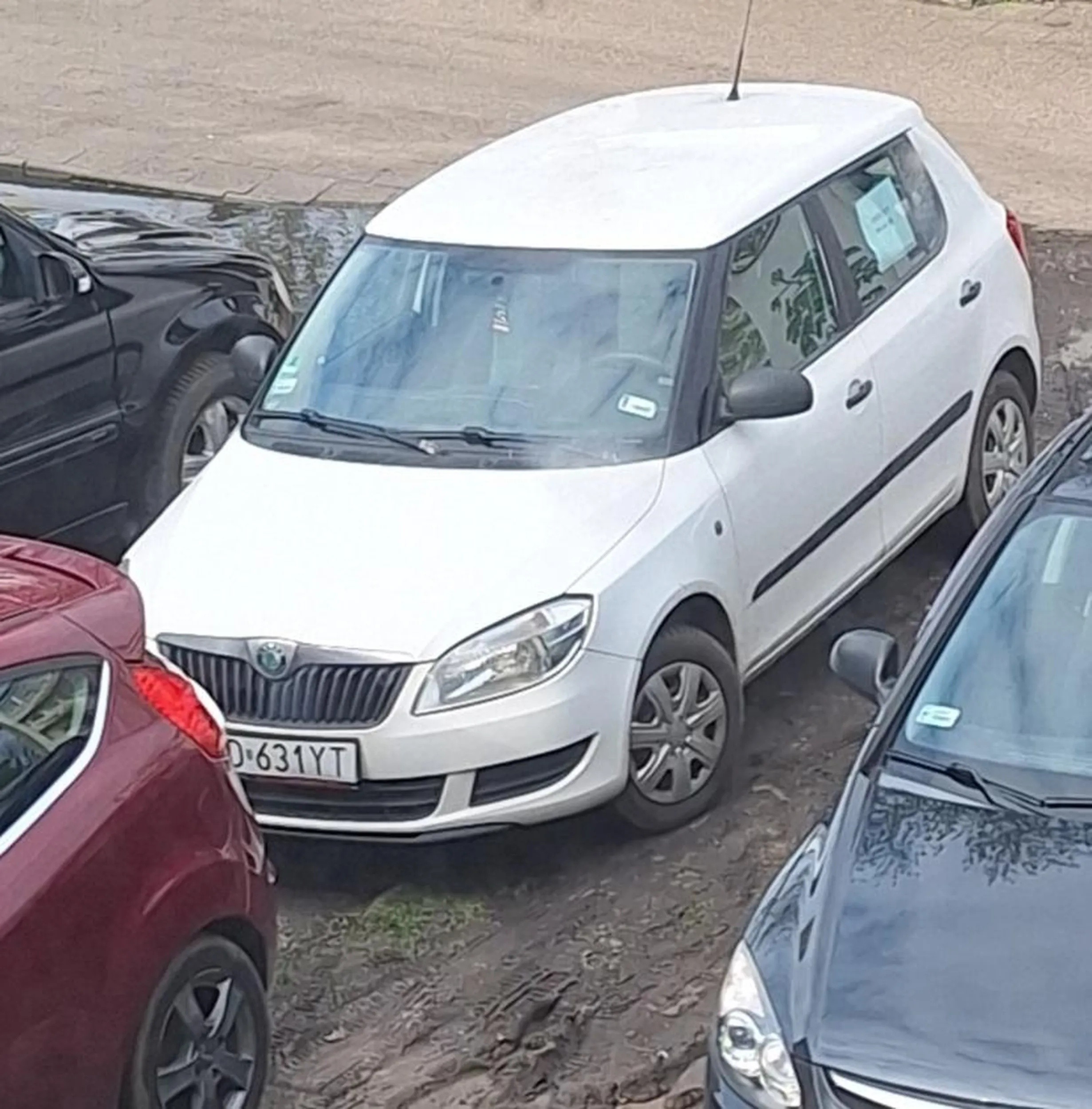 Pani notorycznie zastawia inne samochody uniemożliwiając wyjazd innym mieszkańcom. Jakakolwiek próba komunikacji z tą Panią kończy się niepowodzeniem.