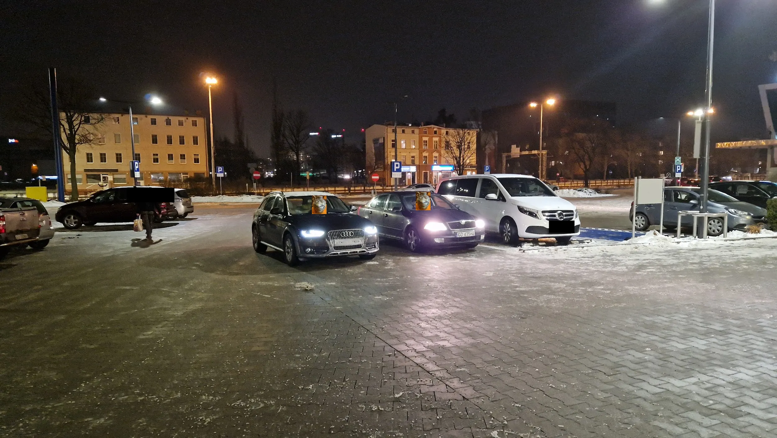 Parkuje na środku drogi