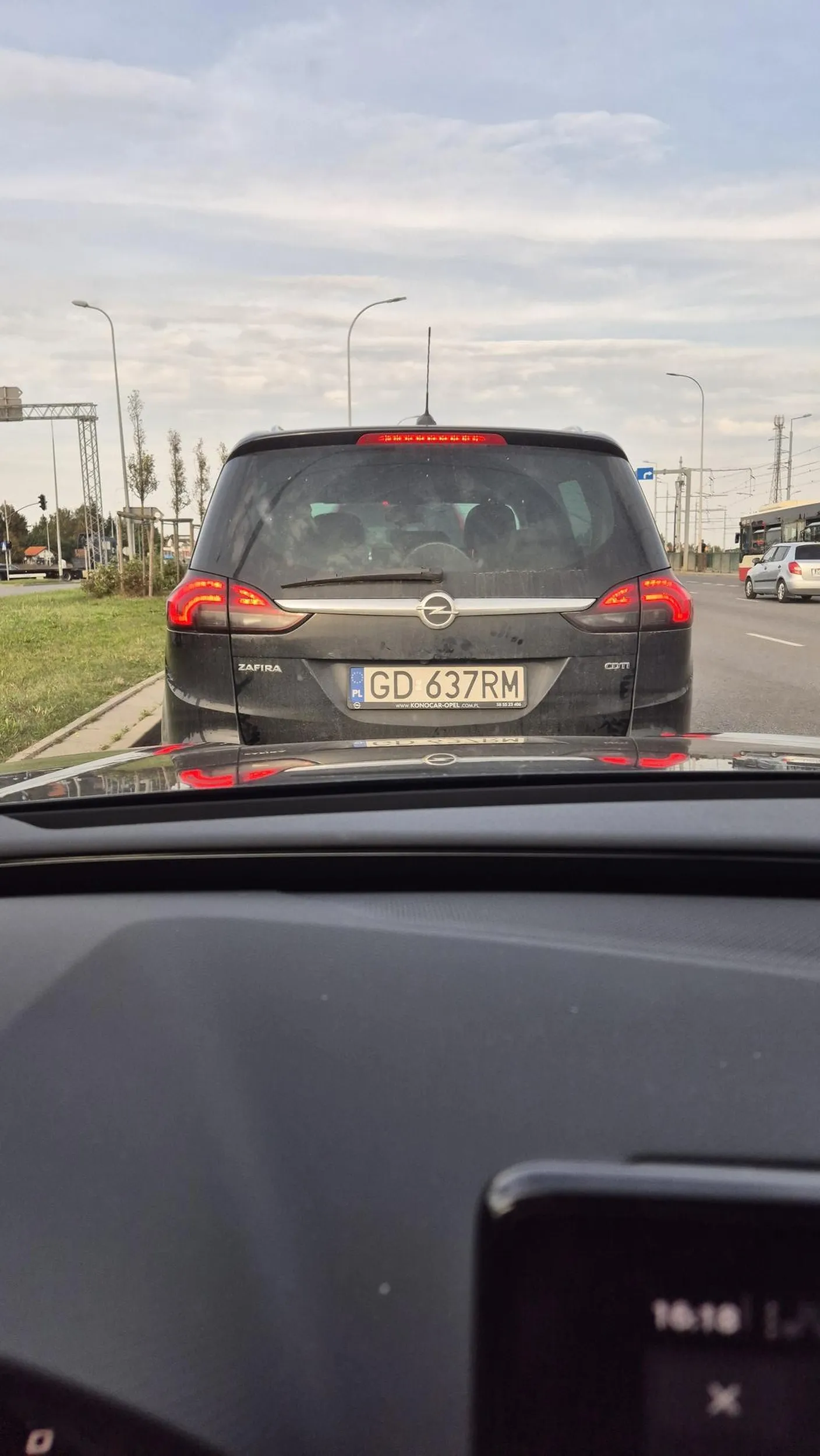 Panią przerósł wzmożony ruch drogowy i nie wiedziala co ze sobą zrobić na skrzyżowaniu w efekcie blokując je. Ale za to doskonałe wiedziała jak wyrzucić peta przez okno, widocznie w ramach odstresowania.