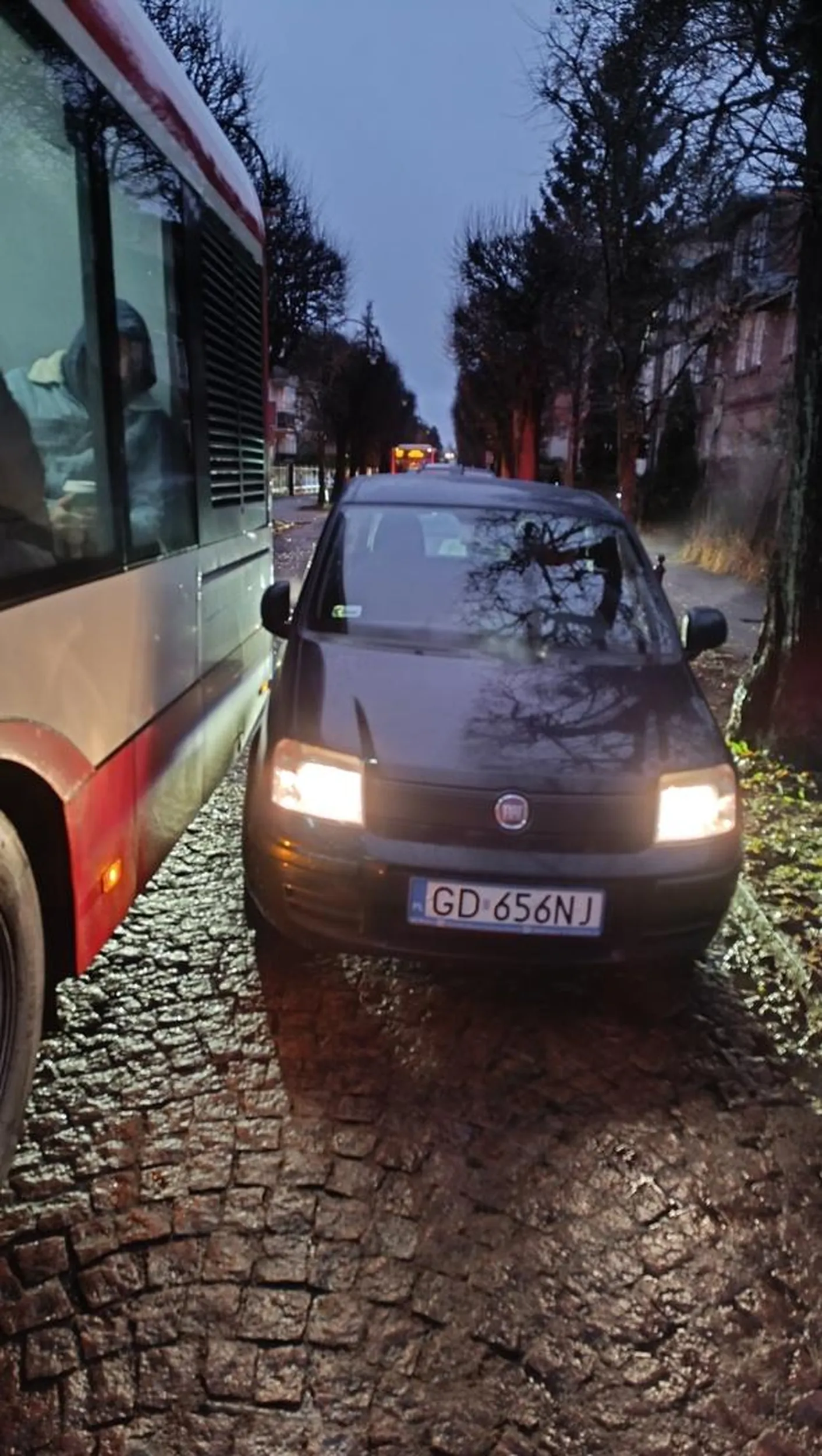 Uszkodzenie autobusu i ucieczka z miejsca zdarzenia. Mimo polecenia pojechania za autobusem w bezpiecznie miejsce w celu omówienia kolizji.