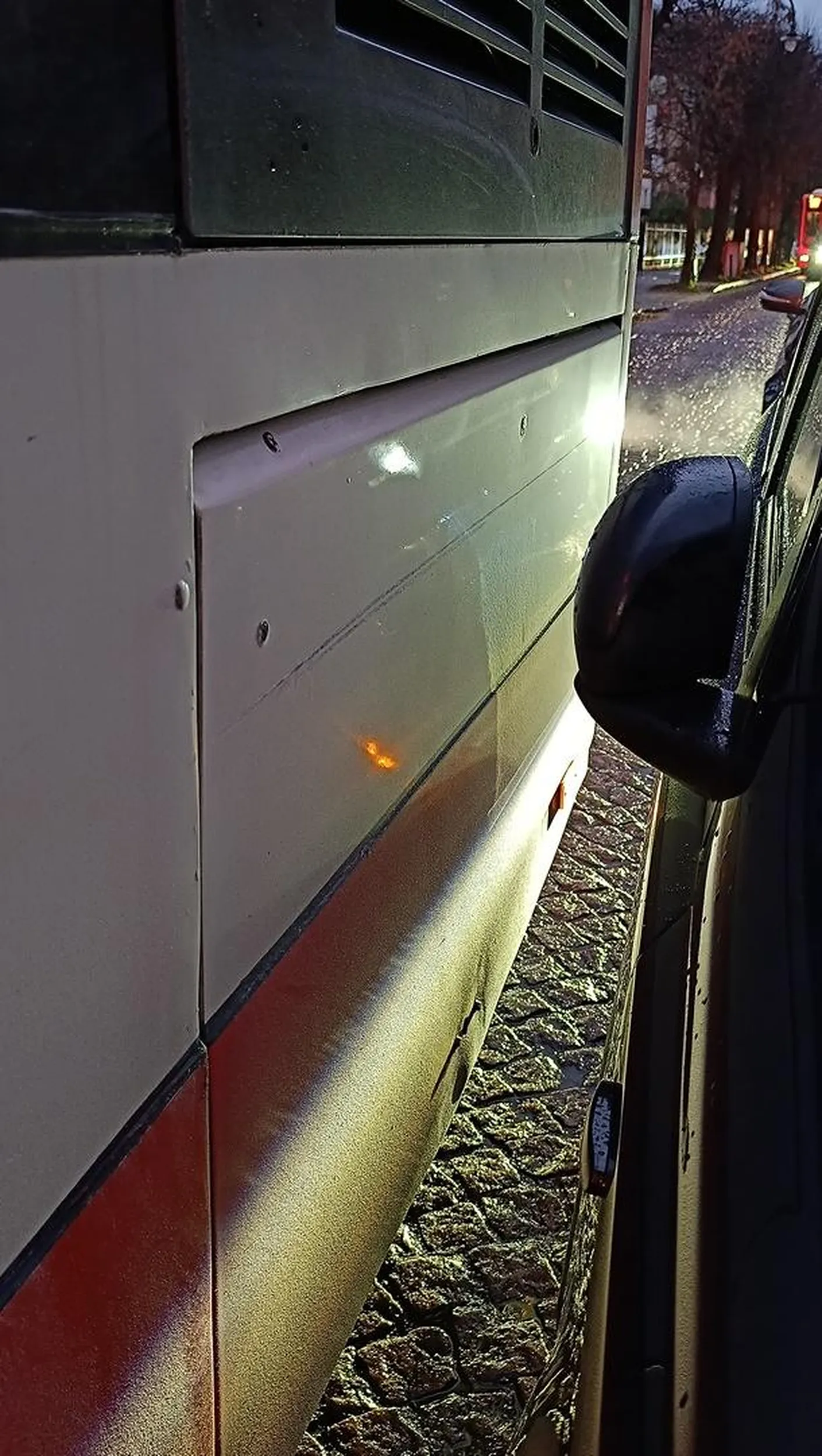 Uszkodzenie autobusu i ucieczka z miejsca zdarzenia. Mimo polecenia pojechania za autobusem w bezpiecznie miejsce w celu omówienia kolizji.