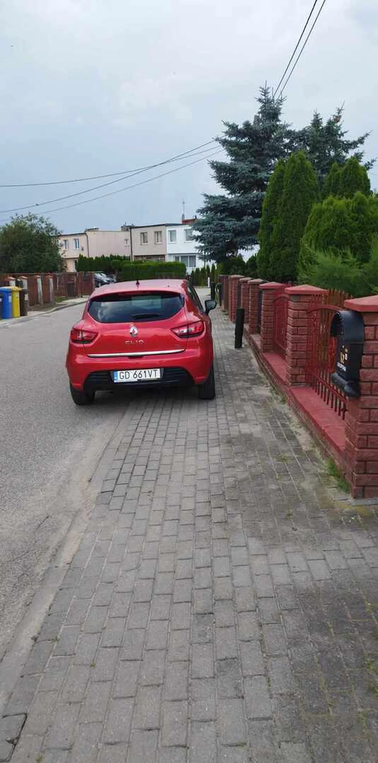 Parkowanie w strefie zamieszkania. Gdzie prawo umożliwia parkowanie jedynie w wyznaczonych miejscach, jakby było mało że zaparkował na chodniku to dodatkowo nie prawidłowo bo nie zachował 1.5m odstępu. Przejazd wózkiem z dzieckiem jest nie możliwy.