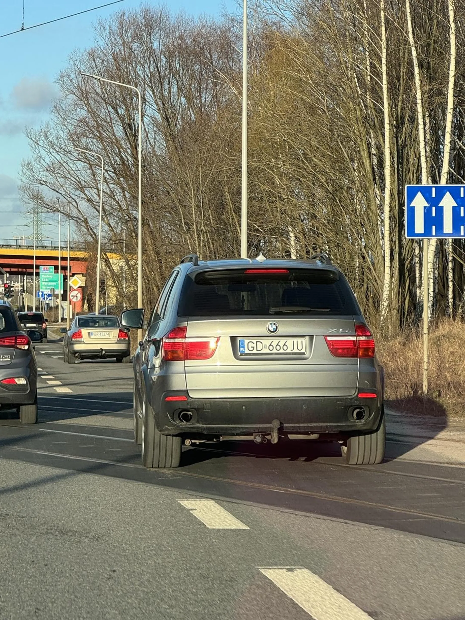 Jeździ jak pajac 50 km/h wyjezdzajac z parkingu  nie patrzy na innych , musiałem ostro hamować
