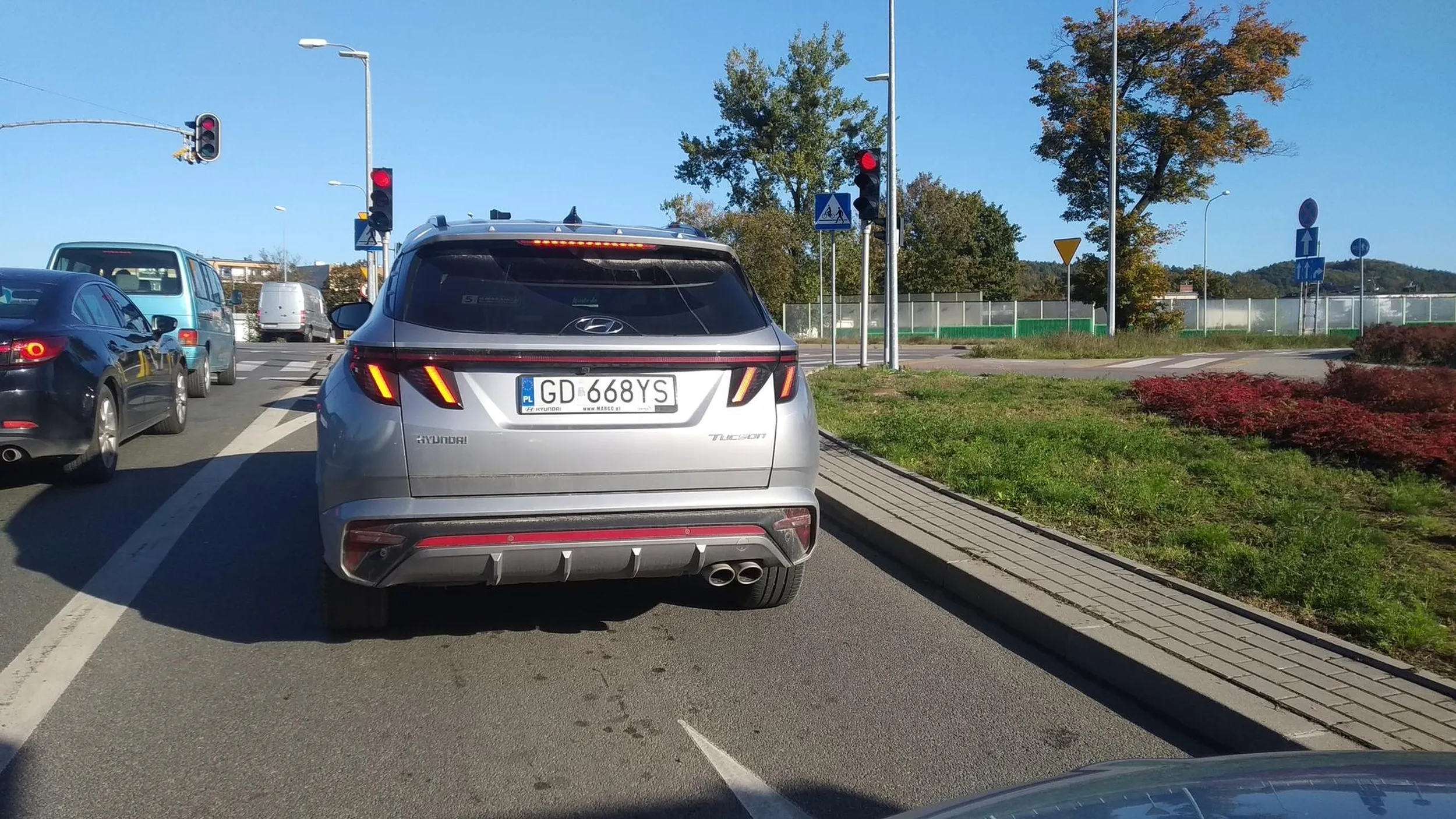 wymusza pierwszeństwo na rondzie