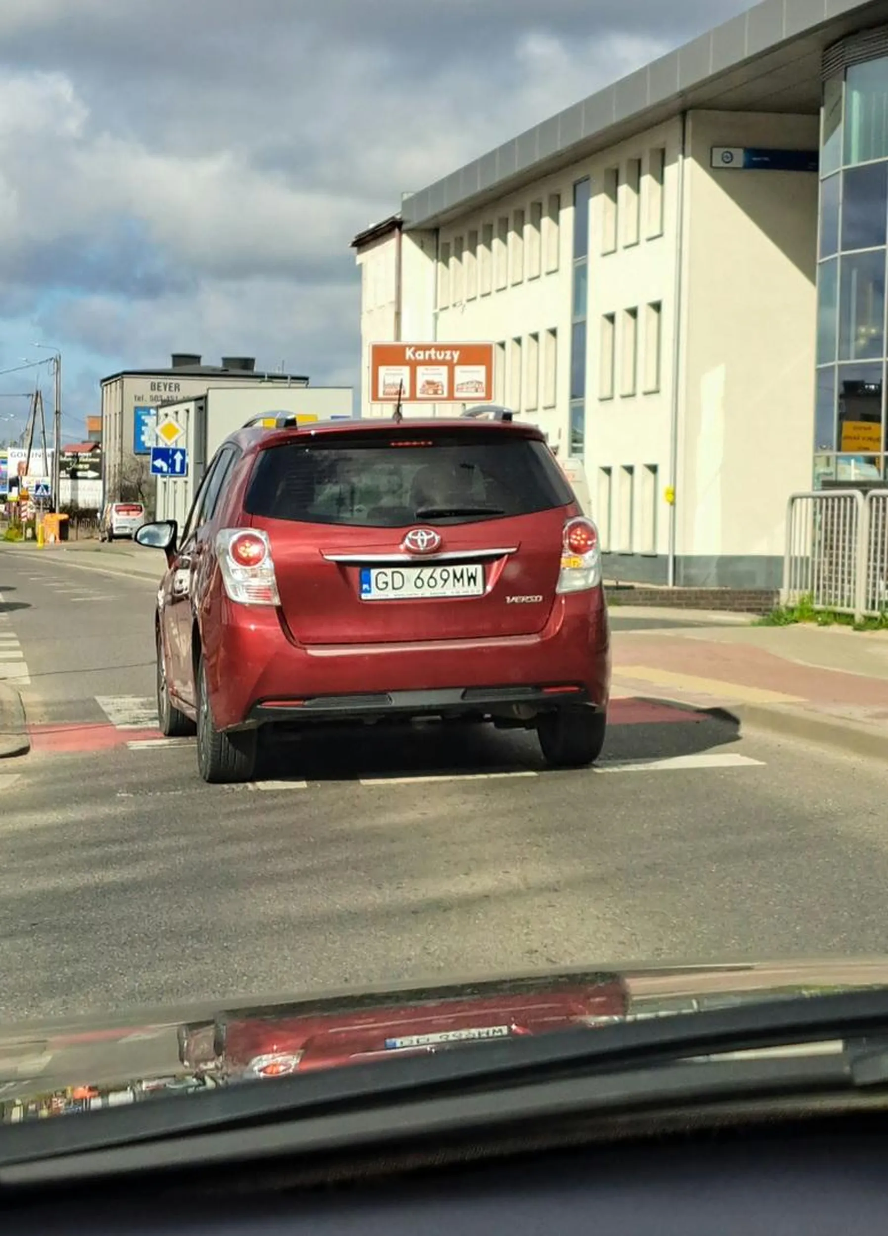 Wpycha się na rondo, nie ustępując pierwszeństwa pojazdowi już się na nim znajdującemu. Tempa istota