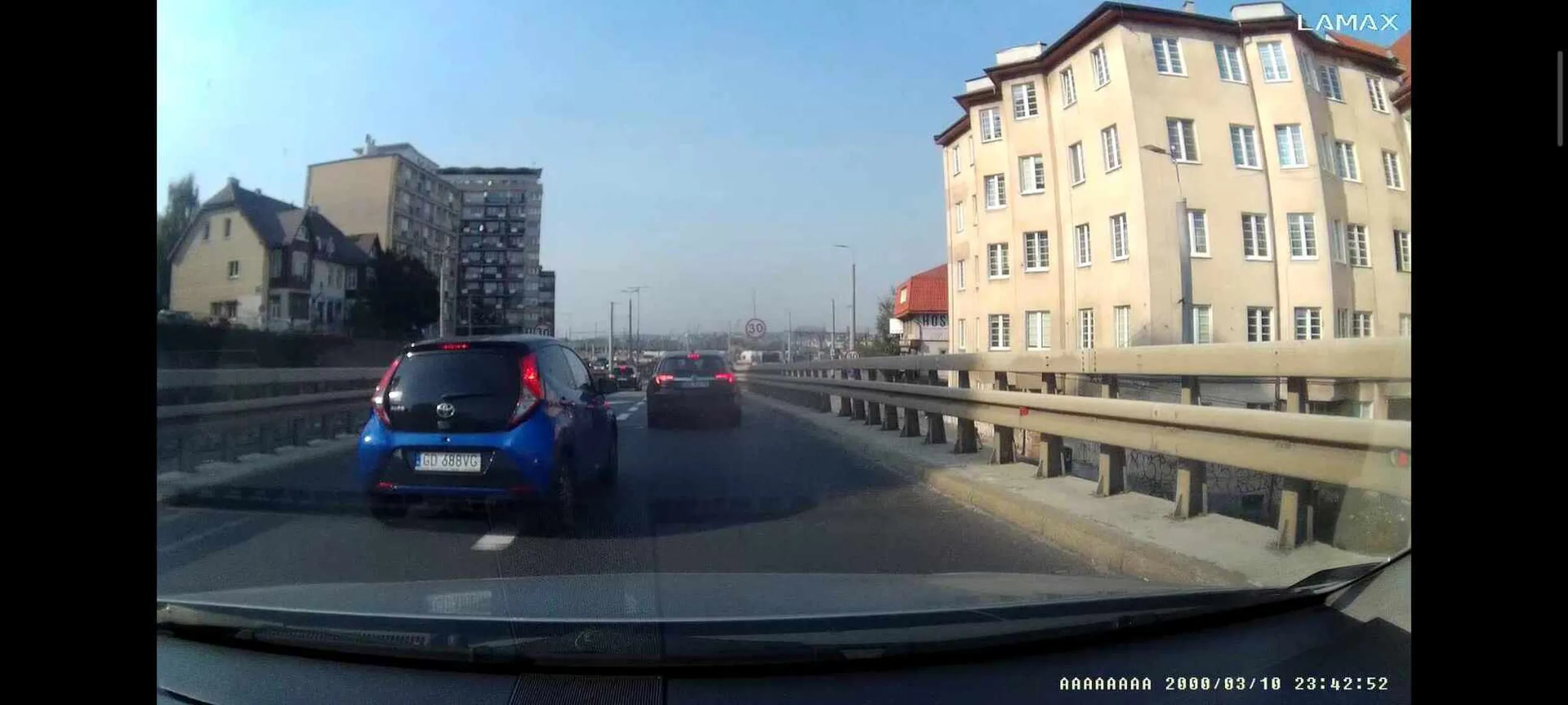 Jadąc pasem z pierwszenstwem widzialem ze konczy się pas. Za mna dużo miejsca, pomarszczony grzyb zamiast wjechac, jedzie (na swiatlach nie pojedziesz szybciej w korkach) zamiast się za mnie schować to w zabudowanym rozpedzil się do prawie 90 byle jedno miejsce z przodu stać, a te 90 to wepchal mi się konczacym się pasem pod maske gdzie musialem hamować (wymusil pierwszenstwo + niebezpieczenstwo). Kiedy na swiatlach go spotkalem zaczalem mu mowic, ze zamiast sie schowac za mnie to rozpedza się w opór i wpycha pod maske. Cham i prostak odrazu z "wypi****" i tego podobnymi tekstami. Kawalek za nim pojechalem i wysiadlem. Wygarnalem mu a) zachowanie na drodze b) skakaniem z mordą, wyzwiskami i przeklenstwami. Zaczal cos burczec pod nosem, ze zaraz zobacze. Poprosilem go zeby mi pokazal (trenuje judo nie robią mi pultania się janusza sprzed telewizora). Wtedy juz pseudokozaczek zaczal cos burczec pod nosem i sie schowal do lokalu. Wrocilem do auta i odjechalem. Niestety tacy zacofani w roz