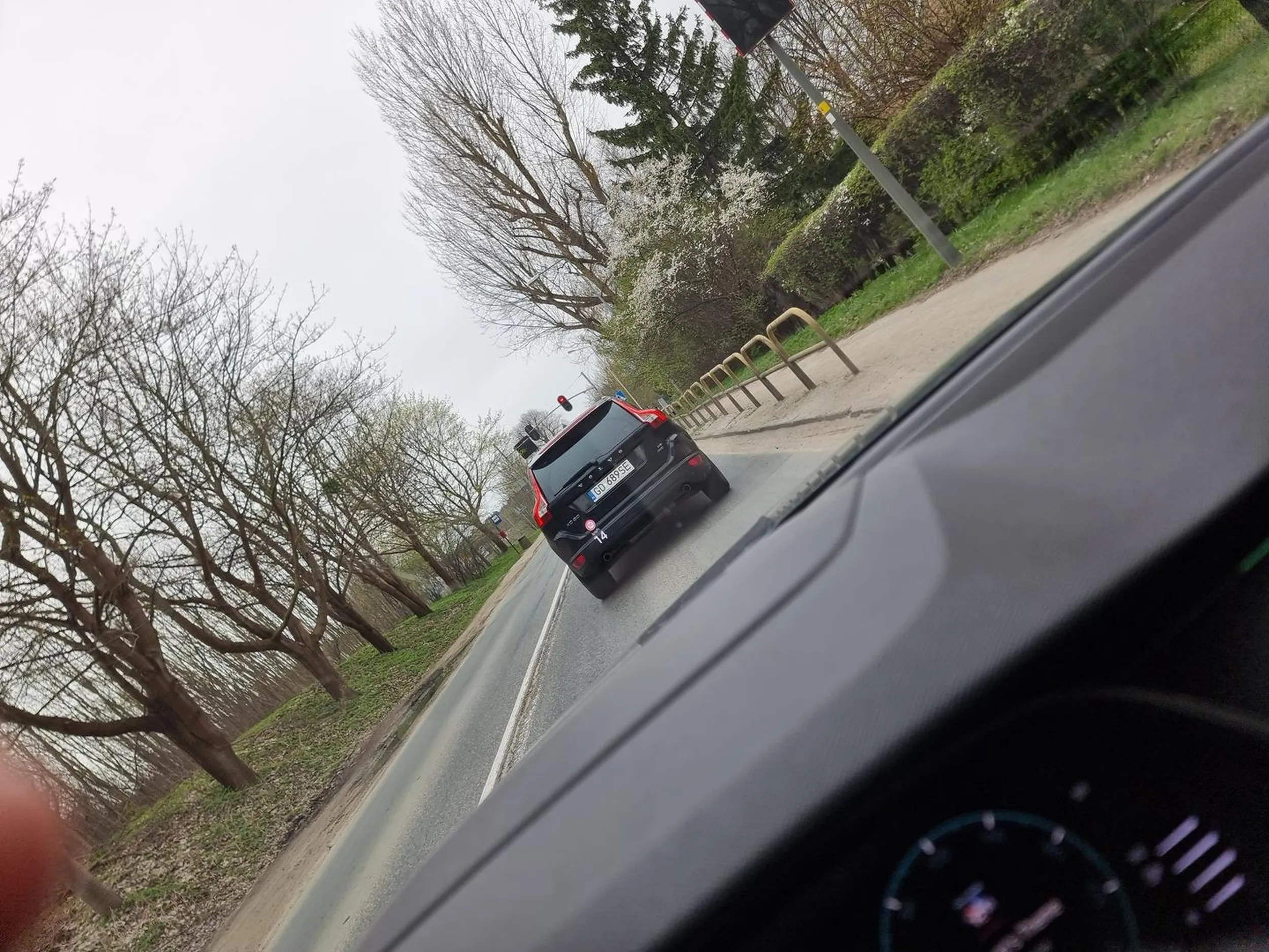 osiol nie rozumie czym jest jazda na zamek nikogo mie przepuszcza i blokuje caly pas