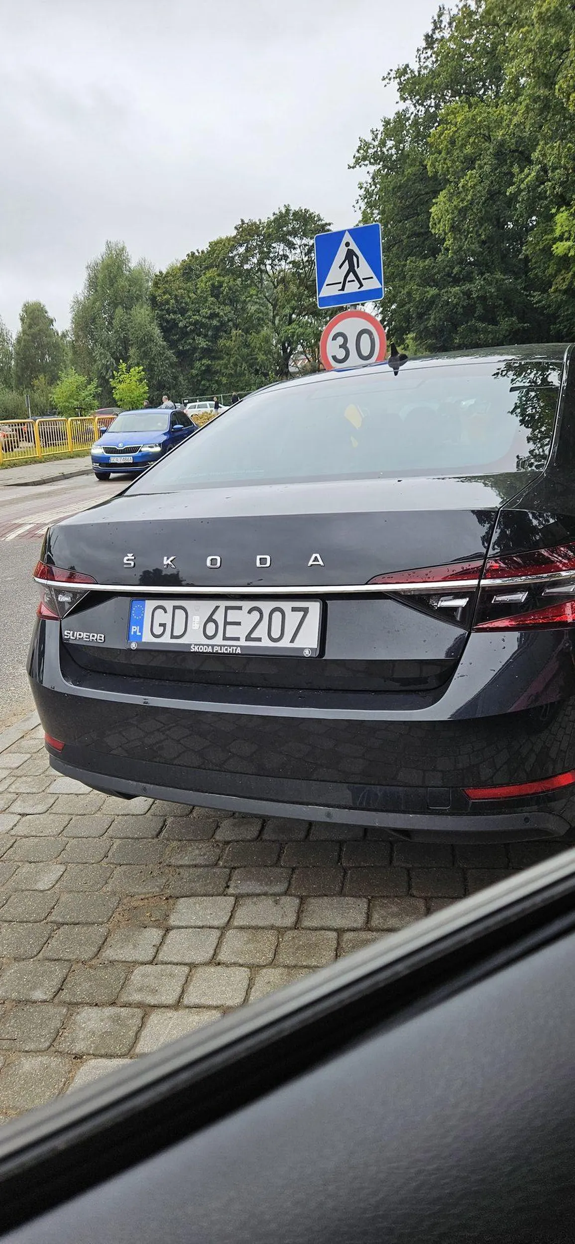 Jegomość na ostatnią chwilę do kościoła przyjechał i nie chciało się przejść kilkadziesiąt metrów więc zaparkował przy samych schodach, w poprzek parkingu blokując inne auto. Po wyjściu z kościółka, zwróciłem mu tylko uwagę to jeszcze ma pretensje że co to takiego, nic się nie stało, można chwilę poczekać... co za jełop!