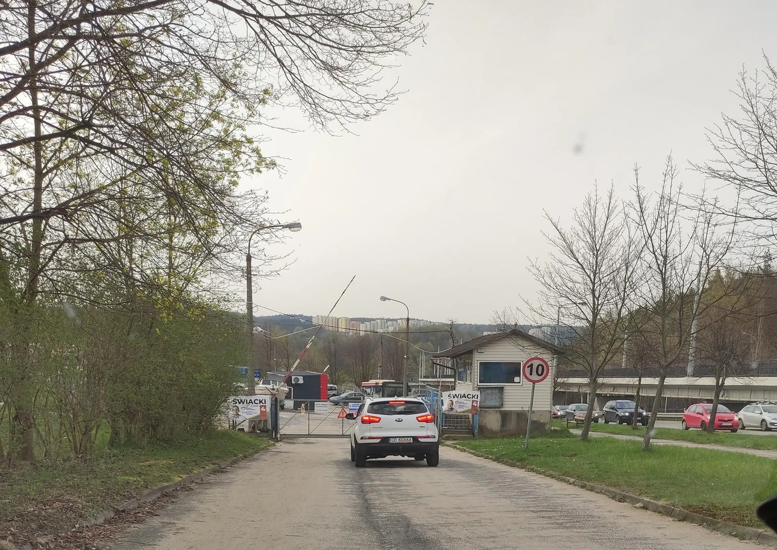 Pani kierująca nie potrafi korzystać z biegu wstecznego, zajeżdża drogę. Na prośbę o wycofanie i zrobienie miejsca wyjeżdżającemu pojazdowi (brama na teren posesji zamknięta) skwitowała, że odpowiednie służby zostały poinformowane.