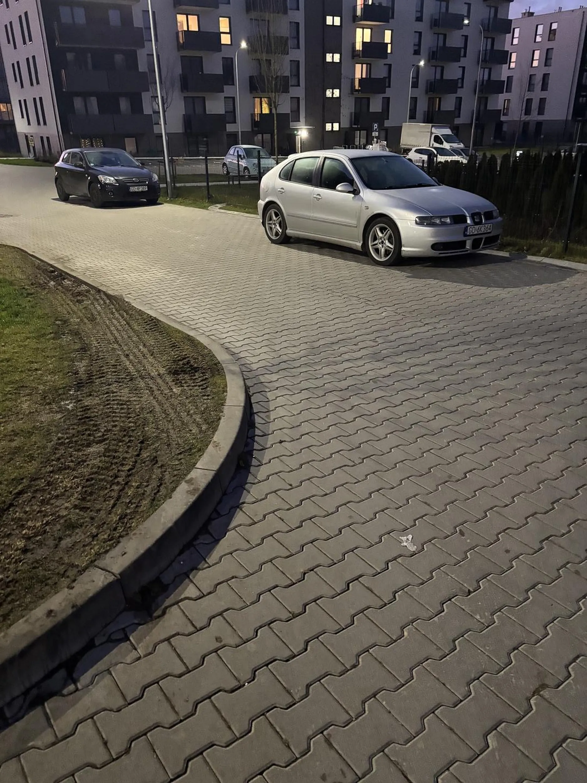 Cymbał zostawia tego złoma na środku skrzyżowania, uniemożliwiając normalne wyjechanie.