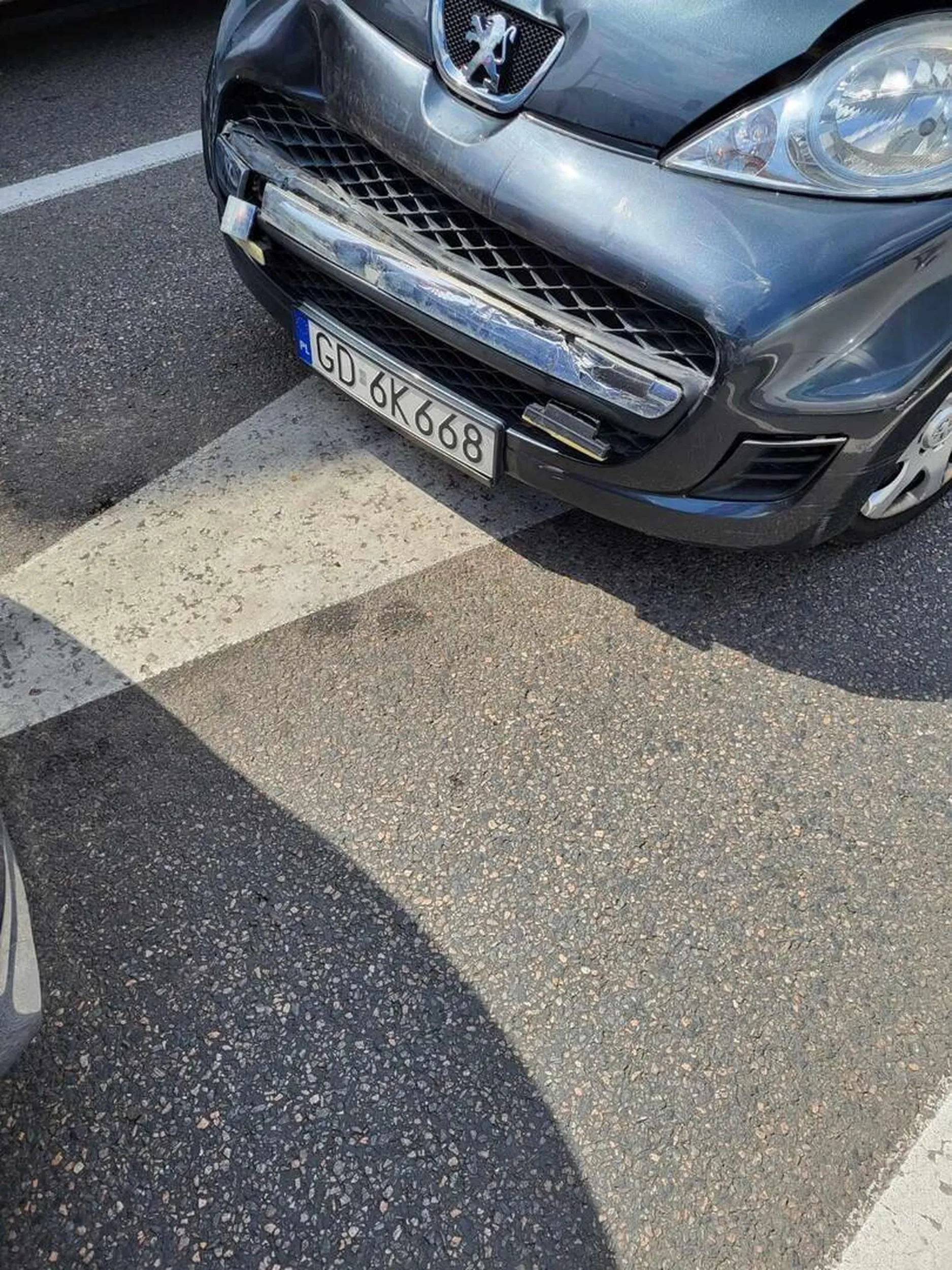 Jakiś narkoman w kiblu wartym 3 koła ubliżał starszej osobie gdzie on był sprawca wypadku po czym uciekł z miejsca zdarzenia. Miej właścicielu tego starego peugeota oczy dookoła głowy bo jesteś szukany