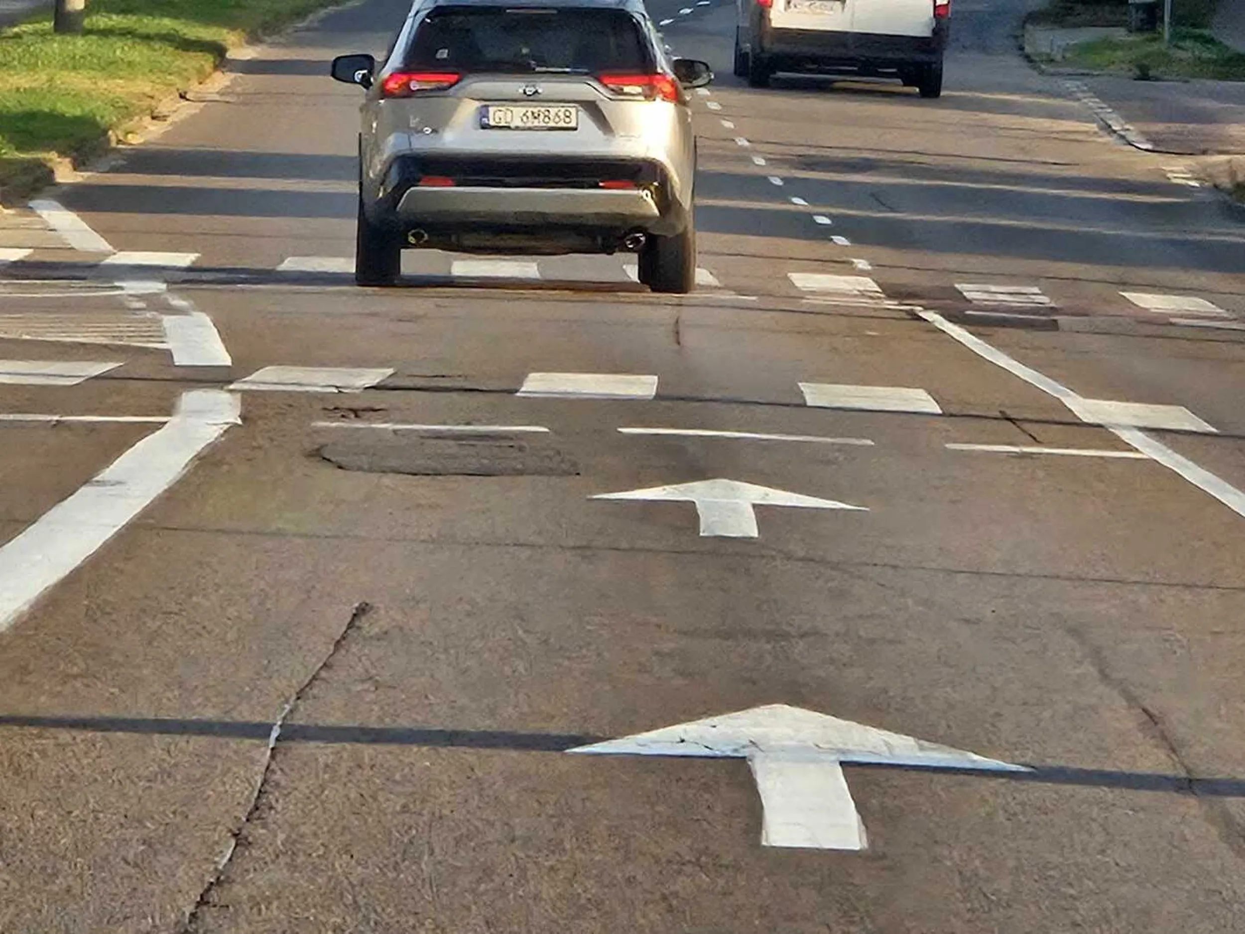 Piratka drogowa na Kolibkach (Sopot-Gdynia) rozpędza się do 90km/h (w obszarze zabudowanym do 50km/h), uważa, że każdy powinien jej drogi ustąpić, mruga światłami jak opętana i oczekuje, że auto zjedzie na prawy pas nawet w momencie kiedy na tym pasie już się znajduje inne auto. Potem wyprzedza na ciągłej przez pas do lewoskrętu po czym specjalnie hamuje ostro żeby wymusić wypadek. Jeśli to czytasz to przez Ciebie kobieta ciężarna, która ze mną wtedy jechała tak się zestresowała, że musieliśmy przez Ciebie babo jechać do szpitala! Nie pozdrawiam.