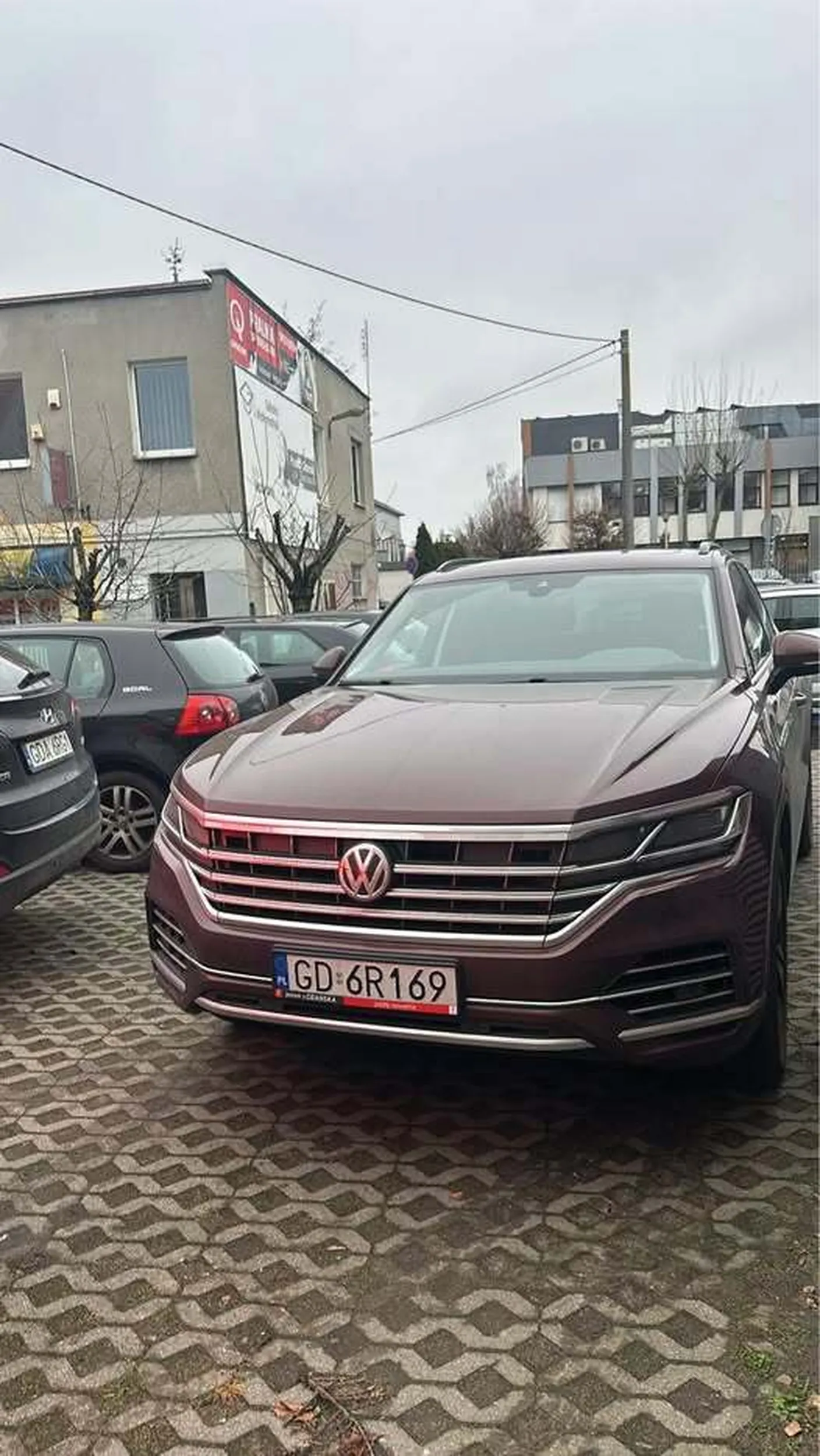 zostawia auto na srodku parkingu i blokuje 3 inne pojazdy na ponad 30 min