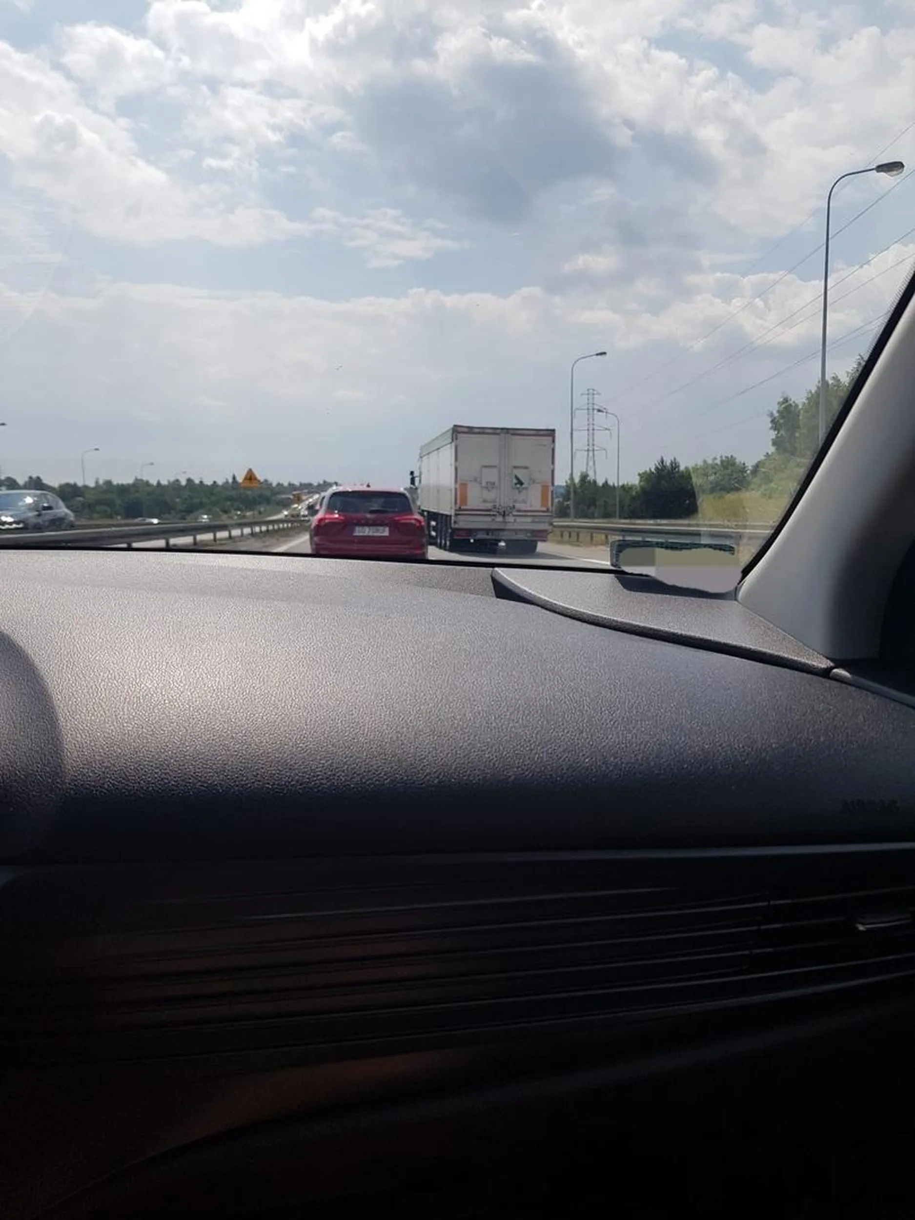 Pani koniecznie musiała nas wyprzedzić i zepchnąć z drogi żeby się wepchać stwarzając zagrożenie. Nic to Ci nie dało głupia babo, bo na obu pasach jechał sznur samochód. Mogłaś doprowadzić tylko do nieszczęścia.