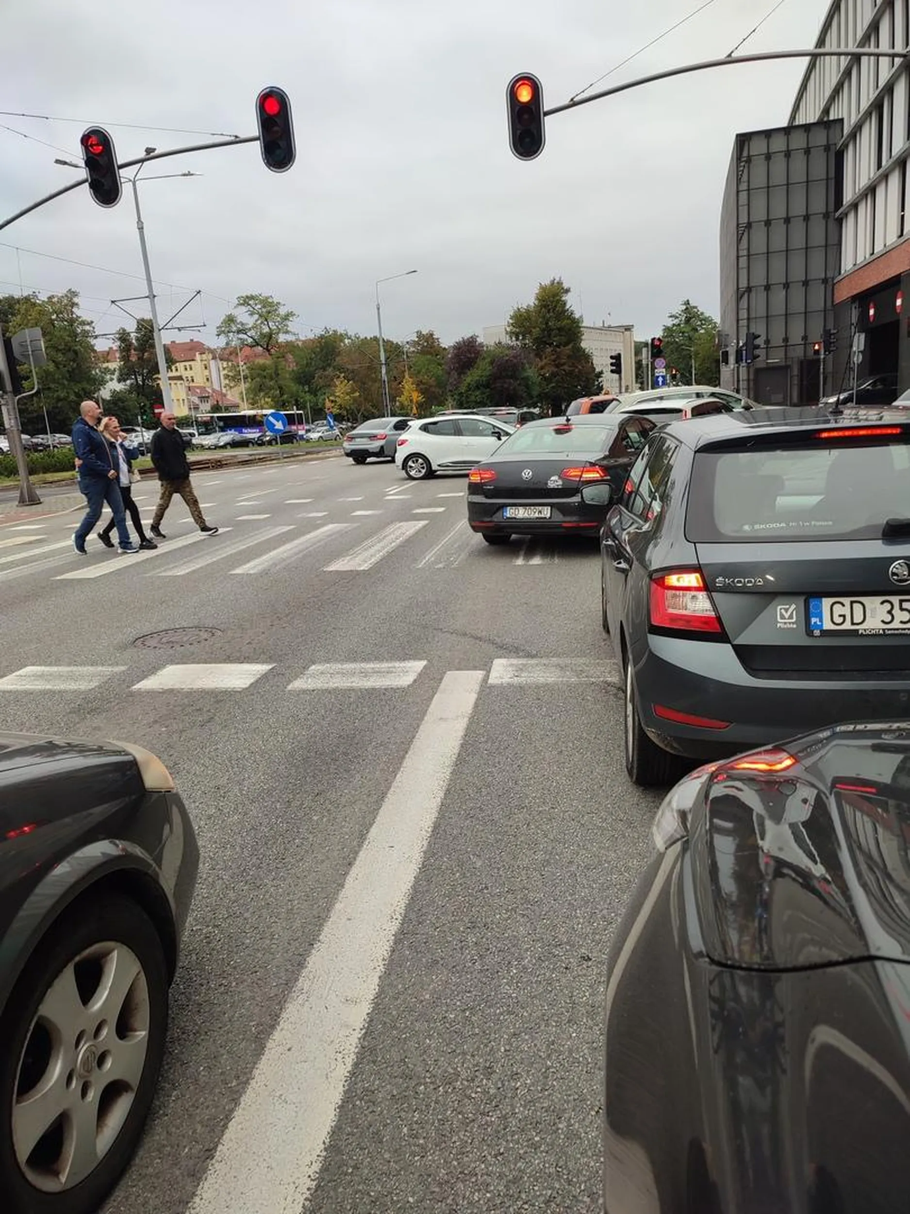 Kolejka na zamknięty wjazd do galerii Forum na  30 samochód które są prawidłowo ustawione ale oczywiście jaśnie pan musiał się wbić na podwójnej ciągłej blokując pasy na 10-15 minut.