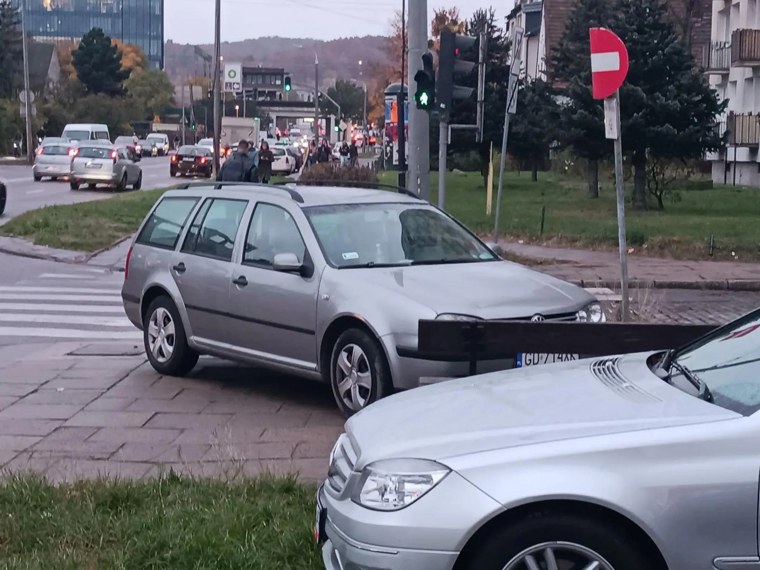 Pojazd na chodniku przy przejściu dla pieszych
